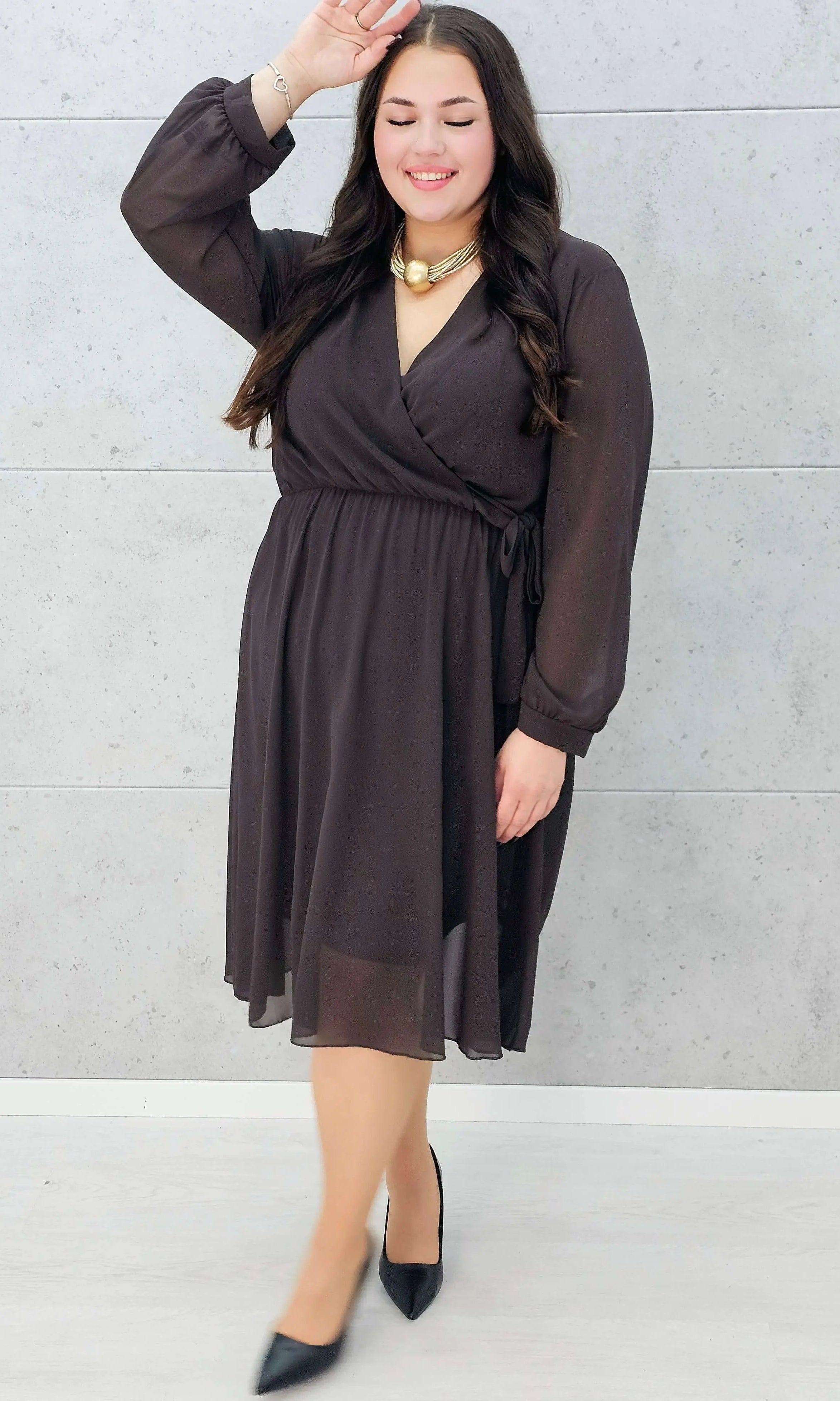 Elegancka szyfonowa sukienka plus size midi z kopertowym dekoltem Stylowa XL