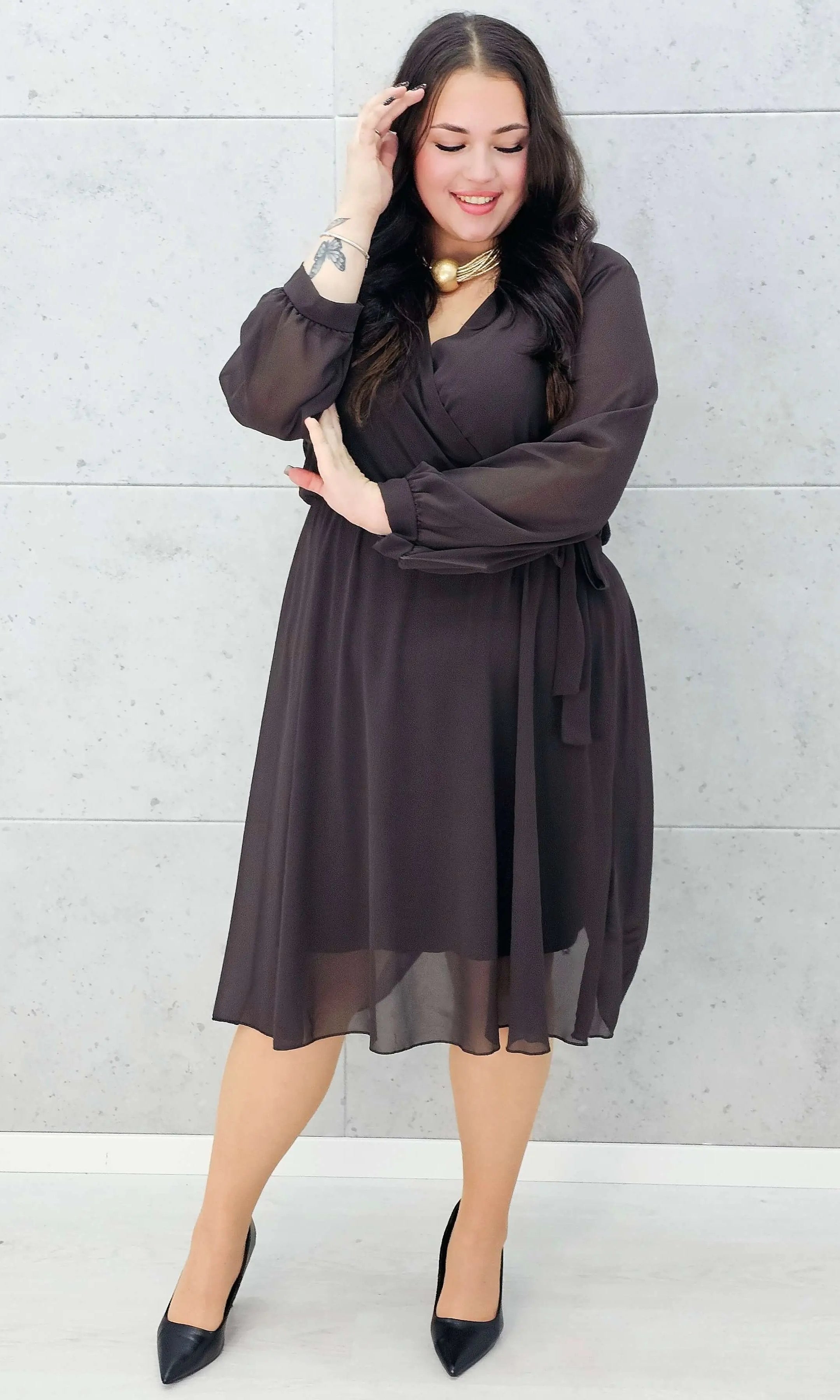 Elegancka szyfonowa sukienka plus size midi z kopertowym dekoltem Stylowa XL