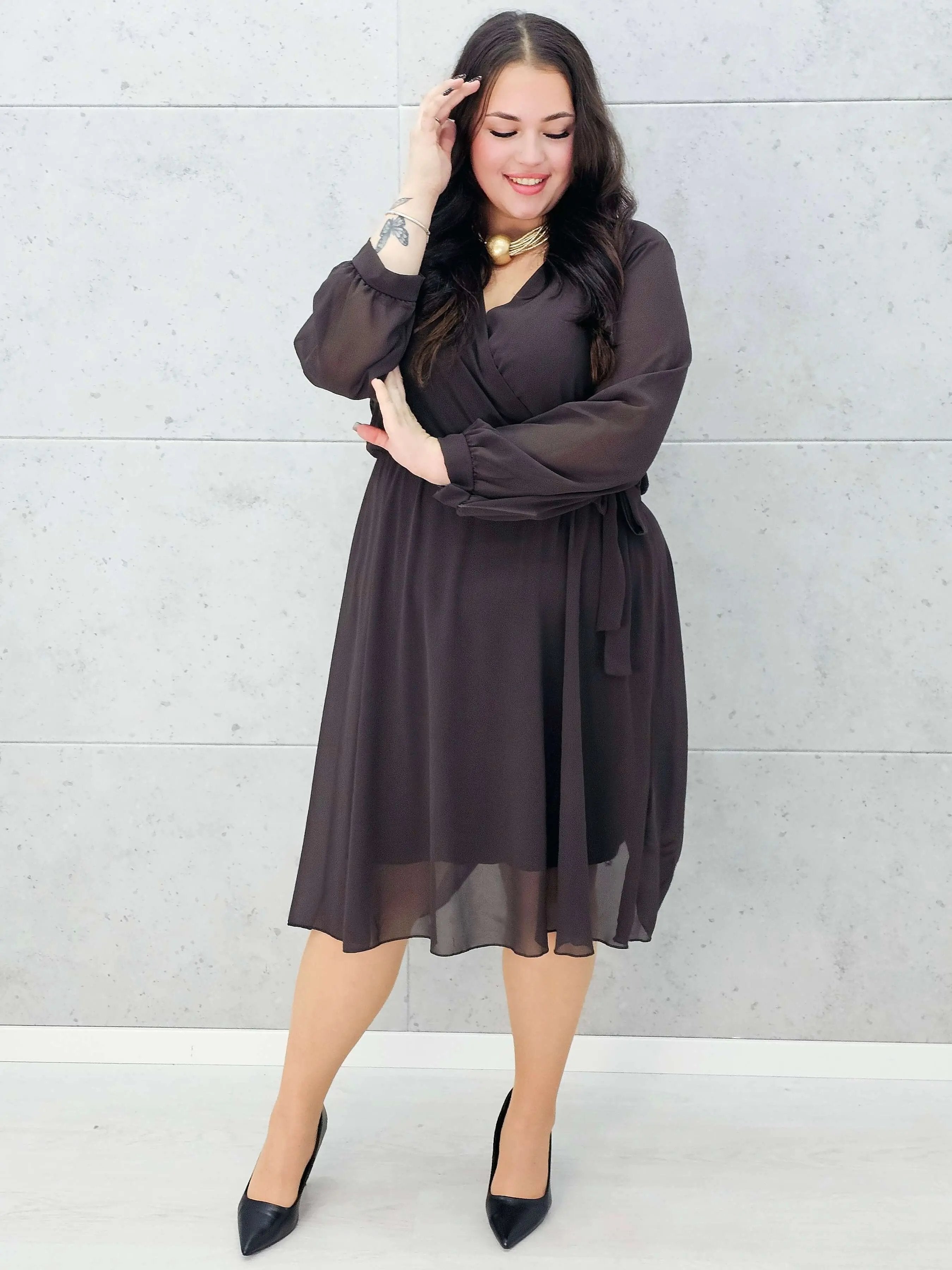 Elegancka szyfonowa sukienka plus size midi z kopertowym dekoltem Stylowa XL