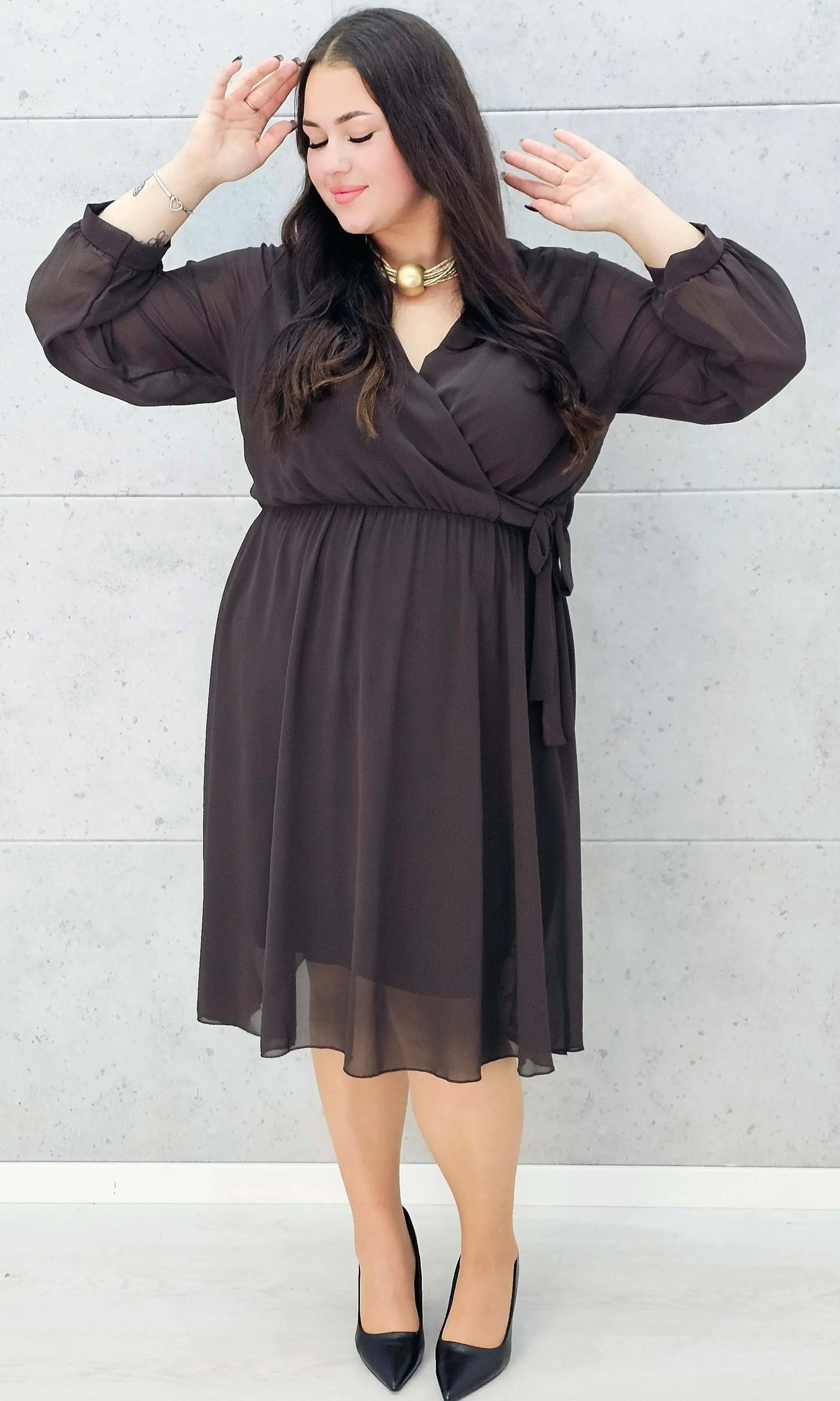 Elegancka szyfonowa sukienka plus size midi z kopertowym dekoltem Stylowa XL