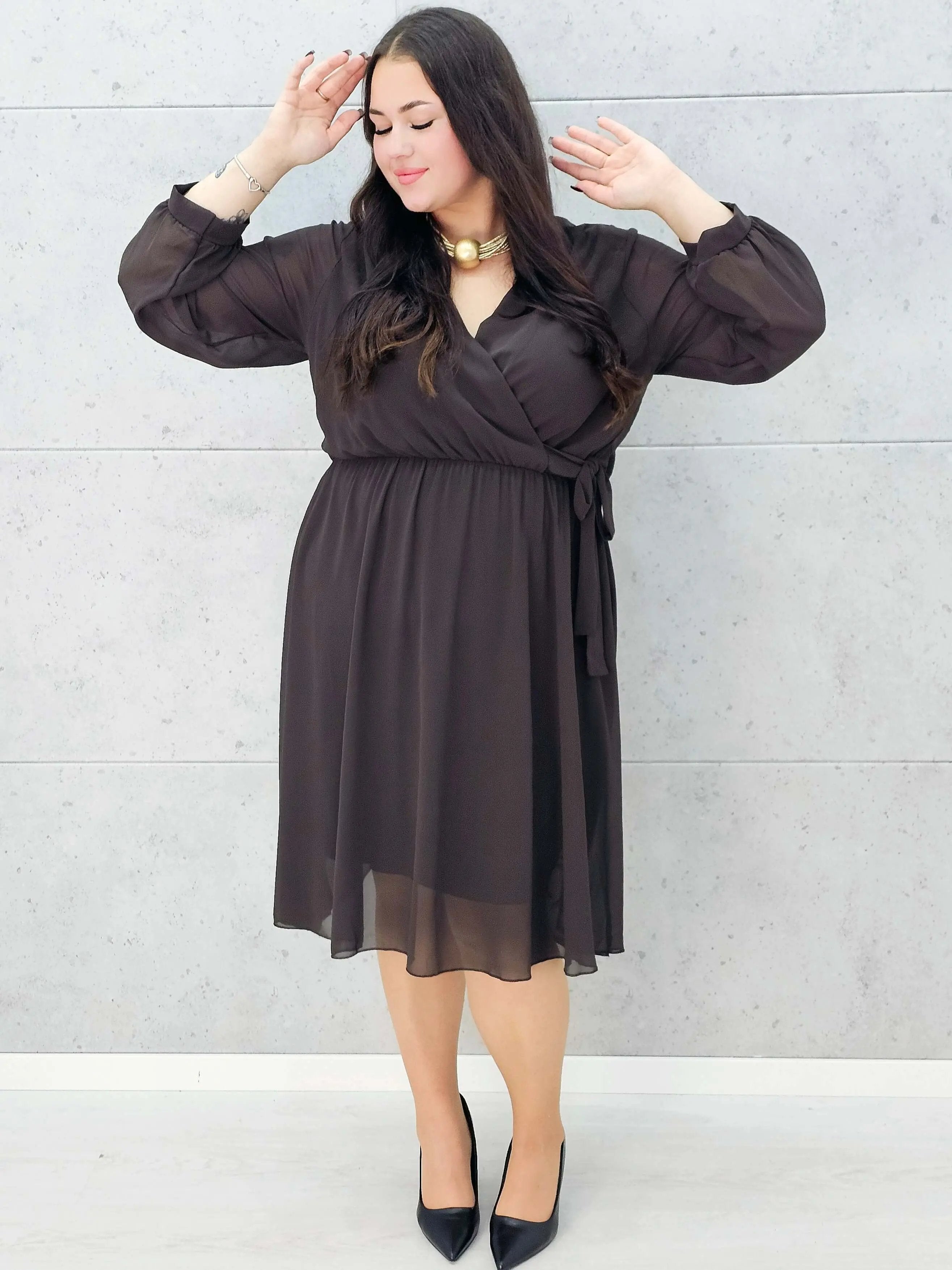 Elegancka szyfonowa sukienka plus size midi z kopertowym dekoltem Stylowa XL