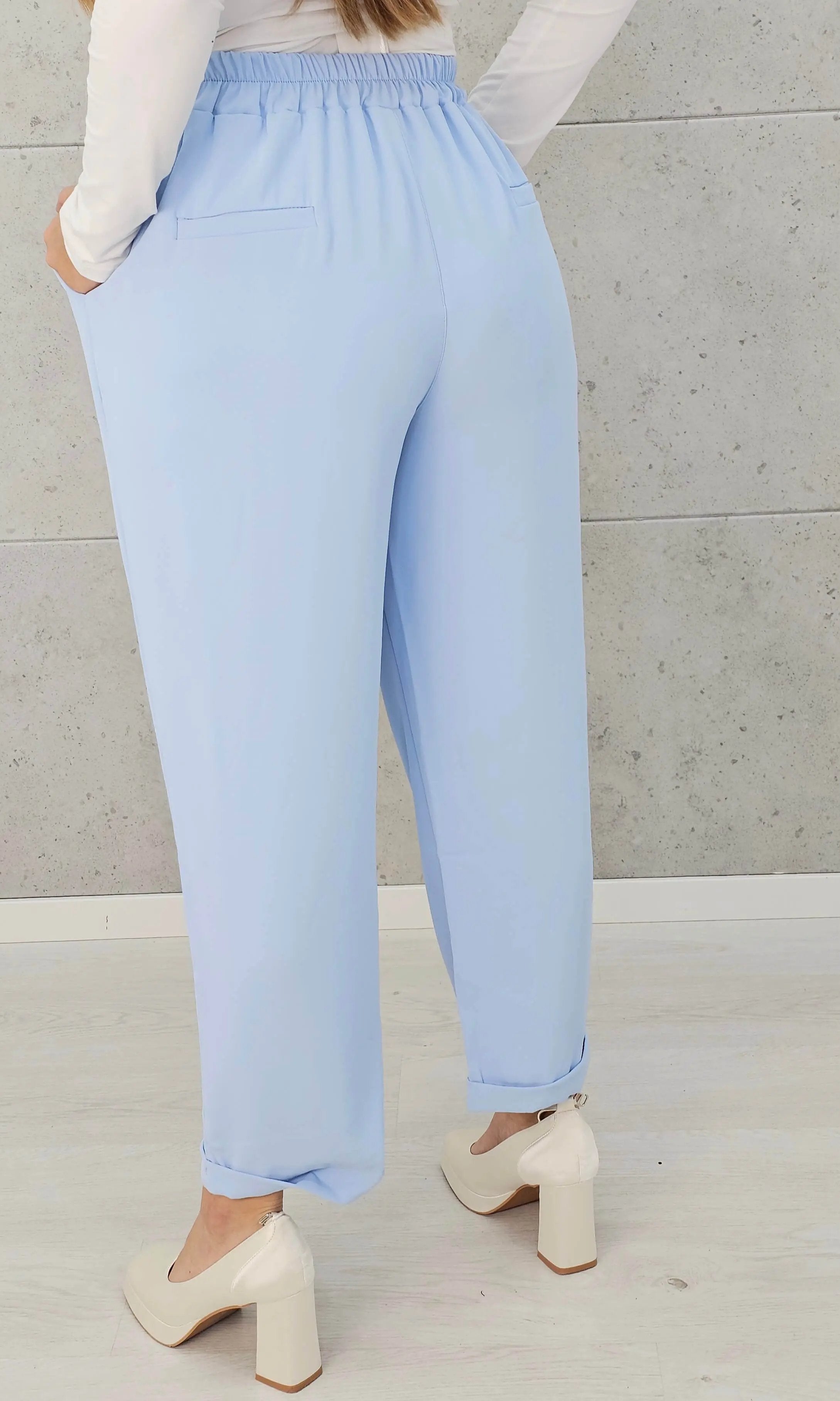 Eleganckie spodnie z luźnym fasonem Stylowa XL