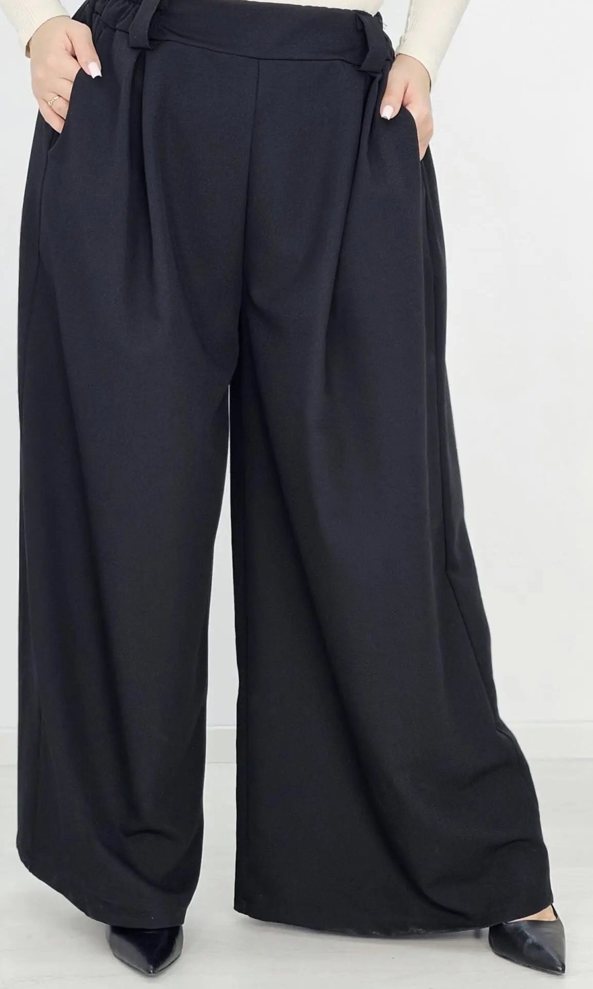 Eleganckie spodnie z szeroką nogawką i paskiem - czerń Stylowa XL