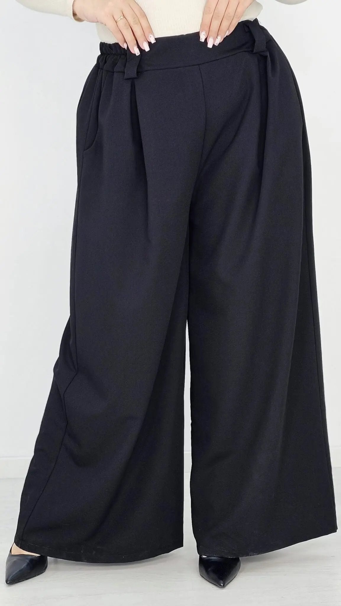 Eleganckie spodnie z szeroką nogawką i paskiem - czerń Stylowa XL