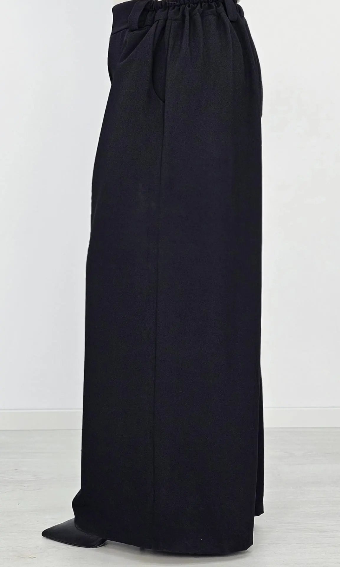 Eleganckie spodnie z szeroką nogawką i paskiem - czerń Stylowa XL