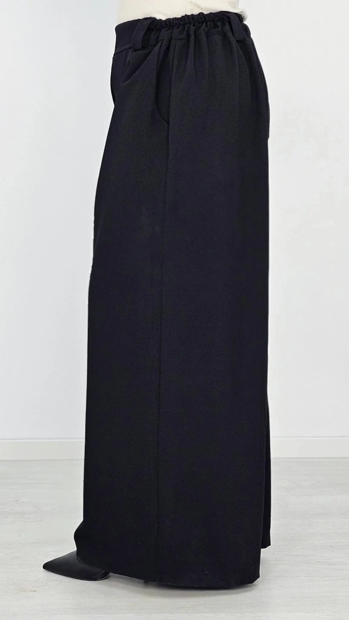 Eleganckie spodnie z szeroką nogawką i paskiem - czerń Stylowa XL