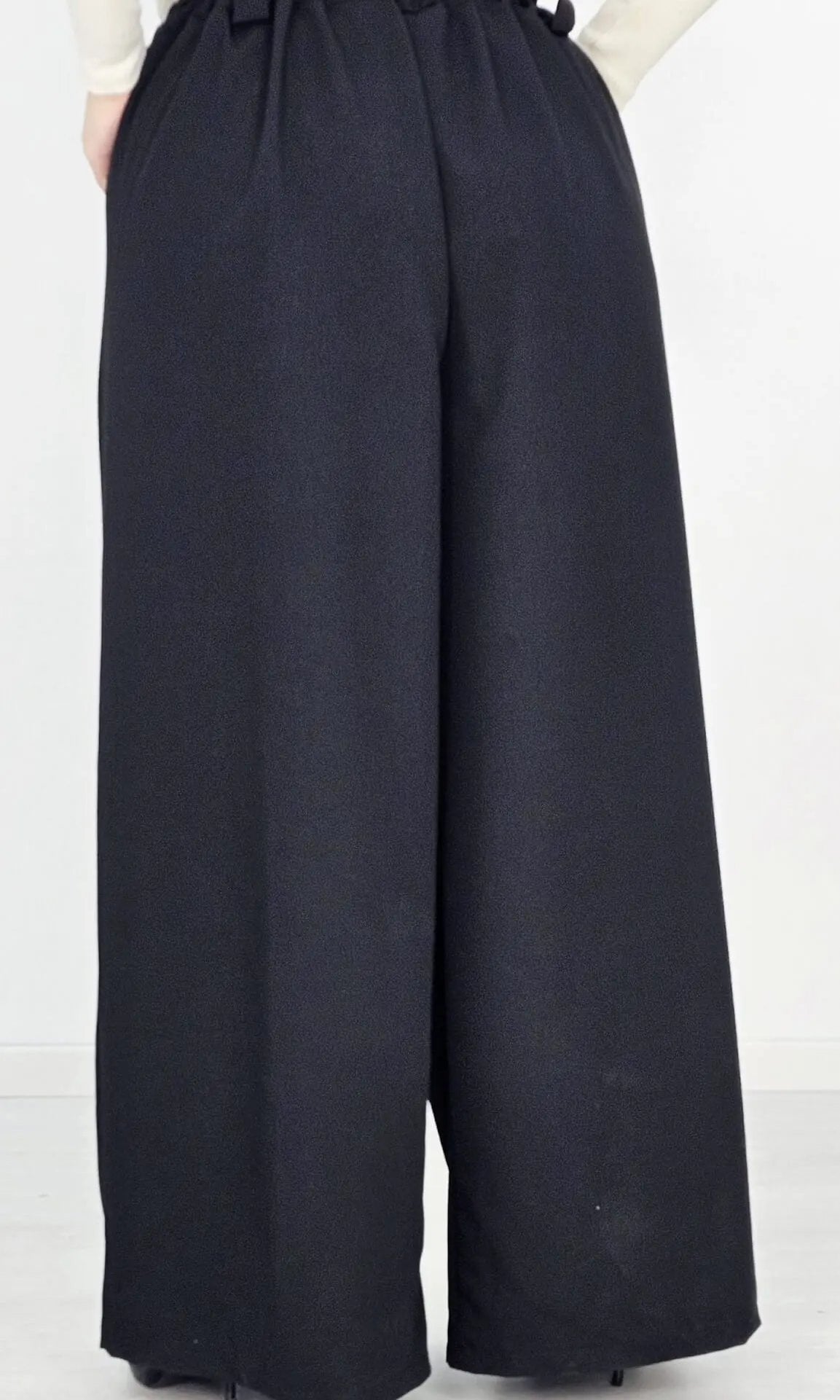 Eleganckie spodnie z szeroką nogawką i paskiem - czerń Stylowa XL