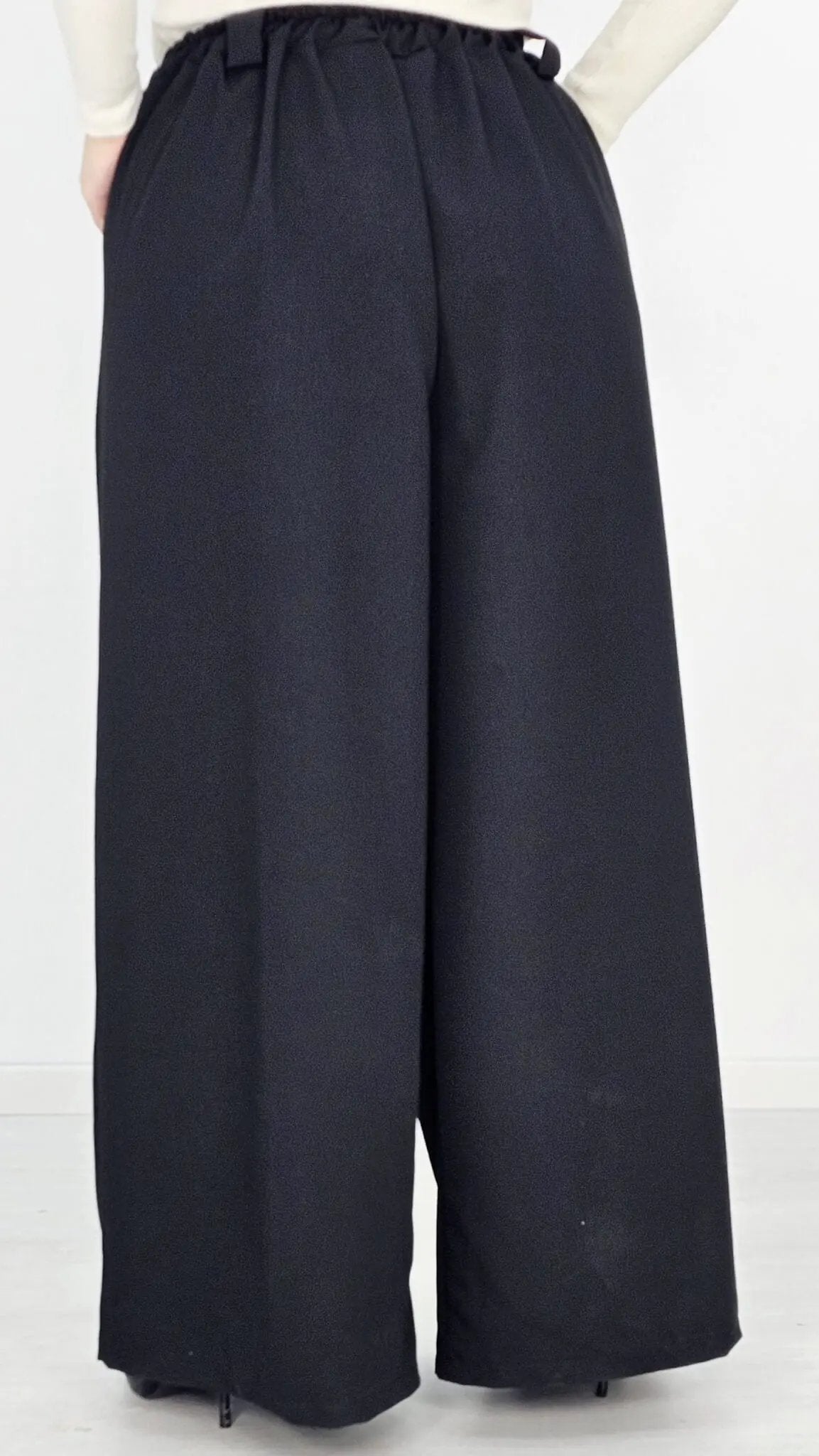 Eleganckie spodnie z szeroką nogawką i paskiem - czerń Stylowa XL