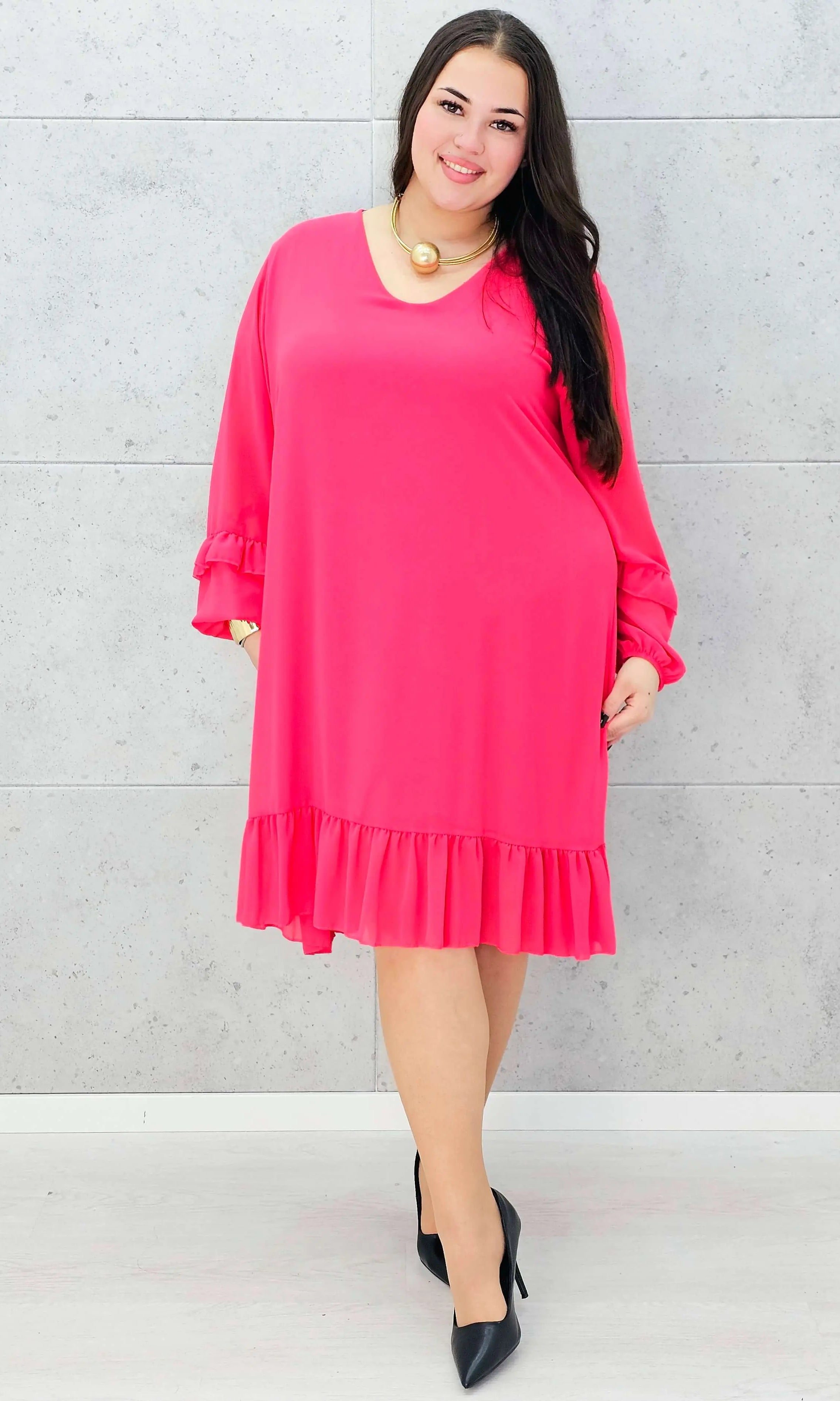 Fuksjowa sukienka plus size z falbaną – kobieca i pełna energii Stylowa XL Stylowa XL