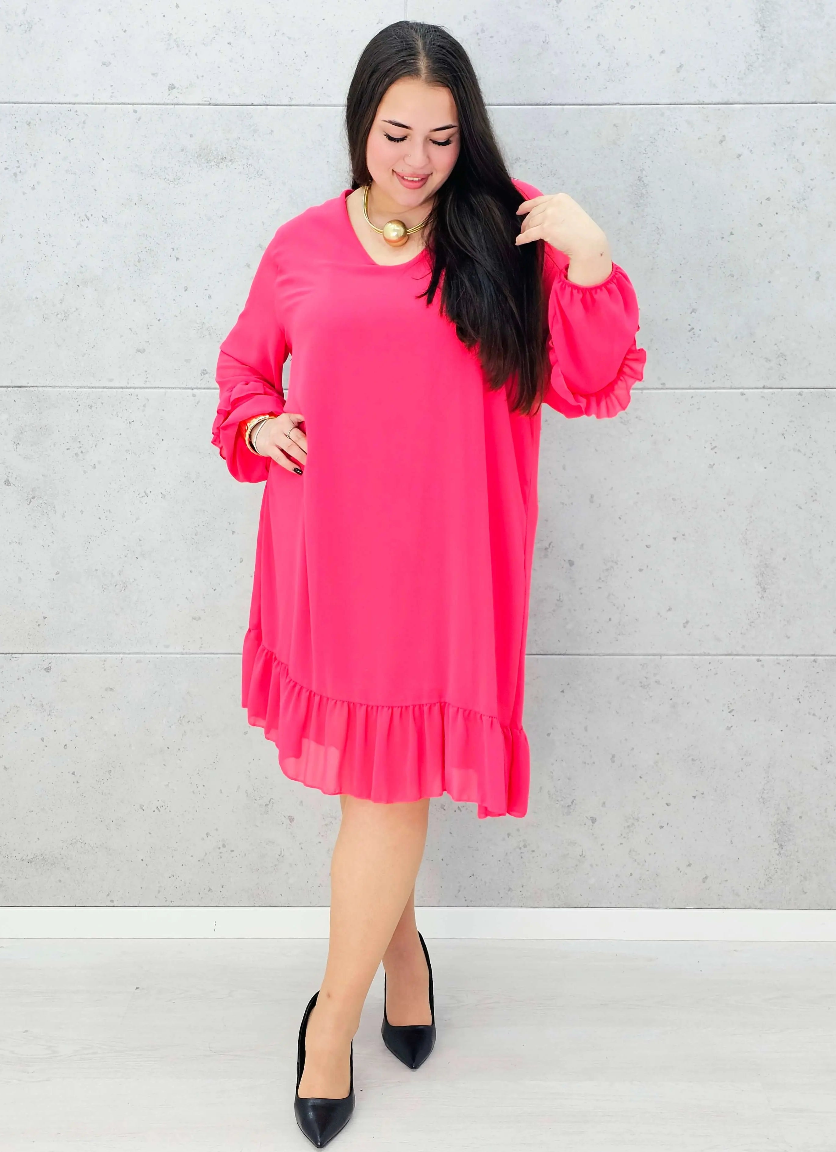 Fuksjowa sukienka plus size z falbaną – kobieca i pełna energii Stylowa XL Stylowa XL