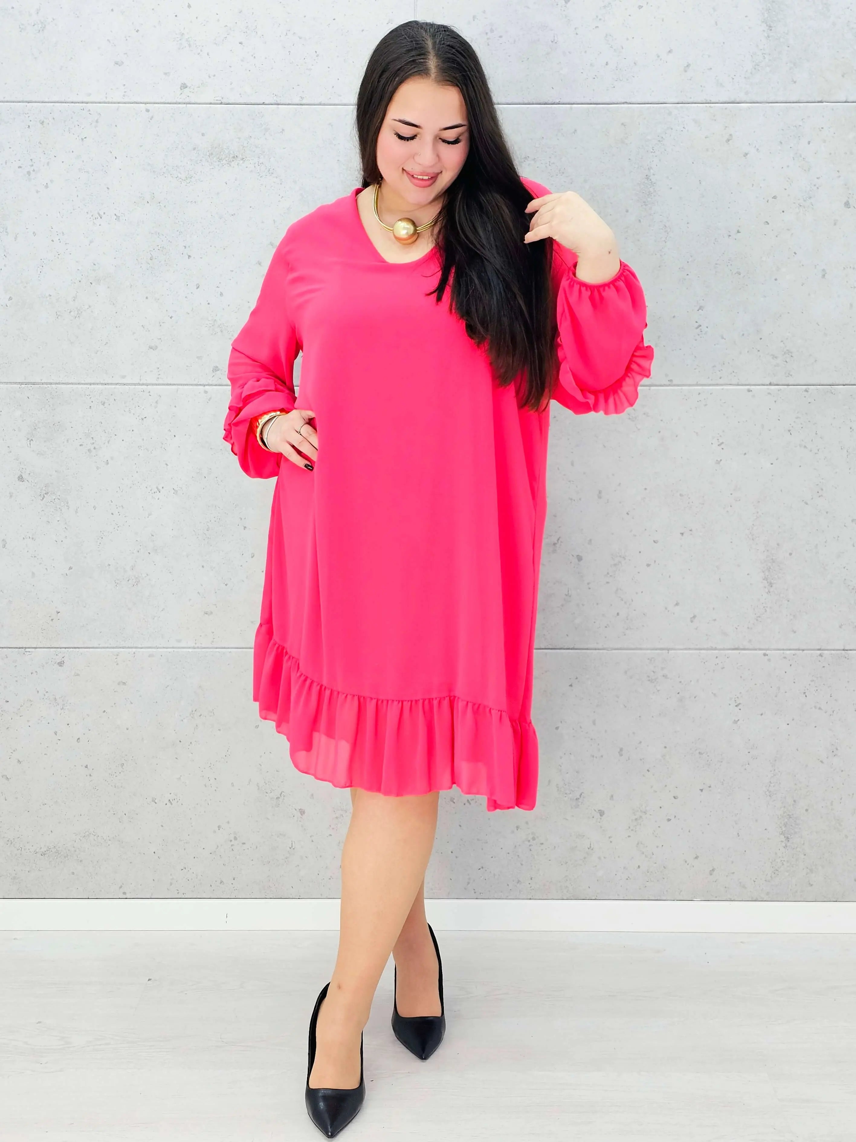 Fuksjowa sukienka plus size z falbaną – kobieca i pełna energii Stylowa XL Stylowa XL