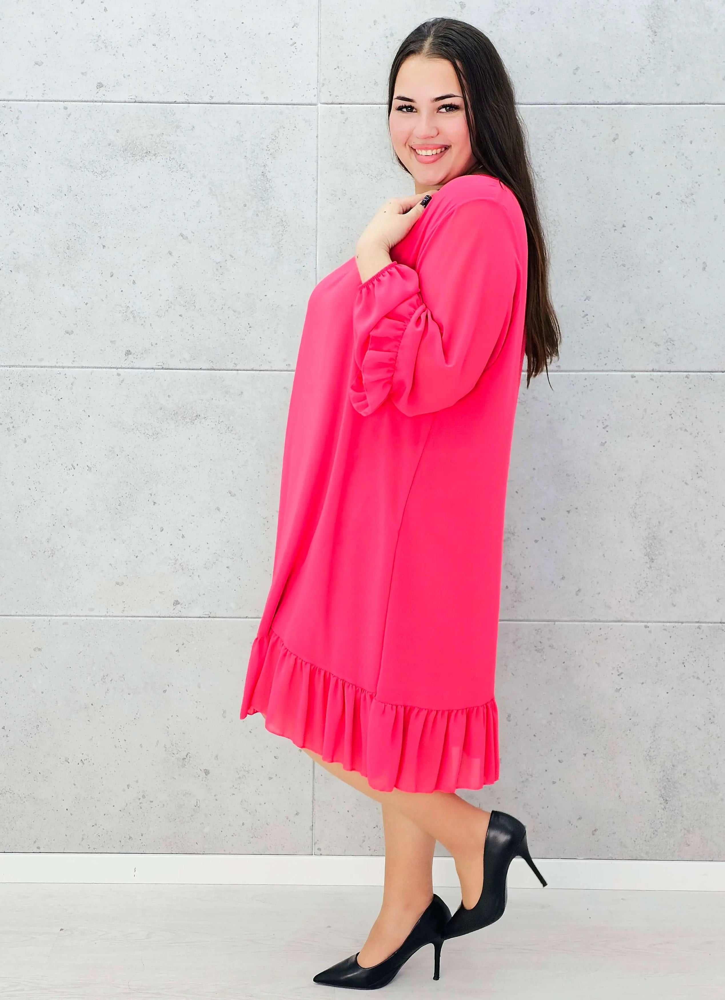 Fuksjowa sukienka plus size z falbaną – kobieca i pełna energii Stylowa XL Stylowa XL