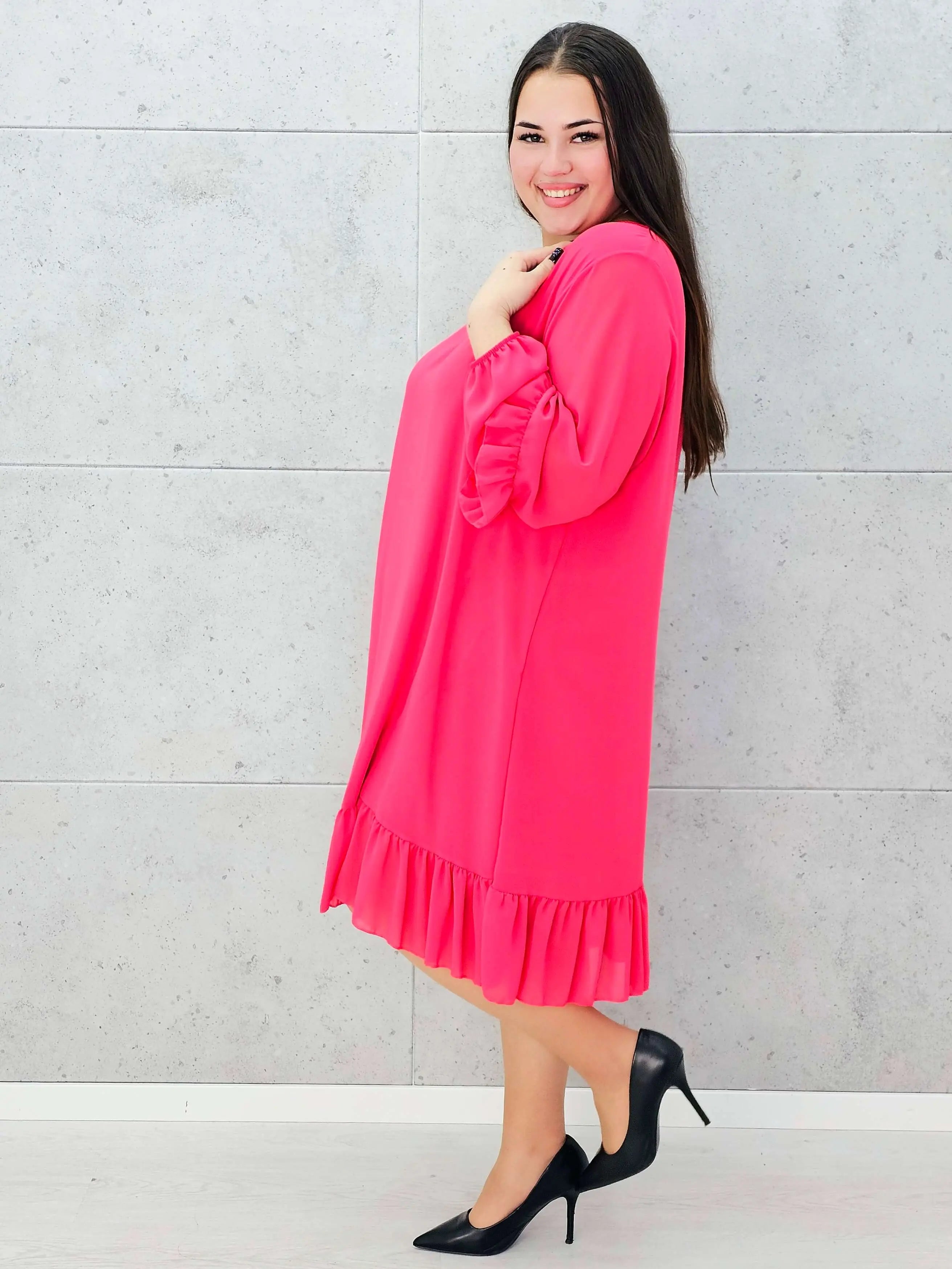 Fuksjowa sukienka plus size z falbaną – kobieca i pełna energii Stylowa XL Stylowa XL