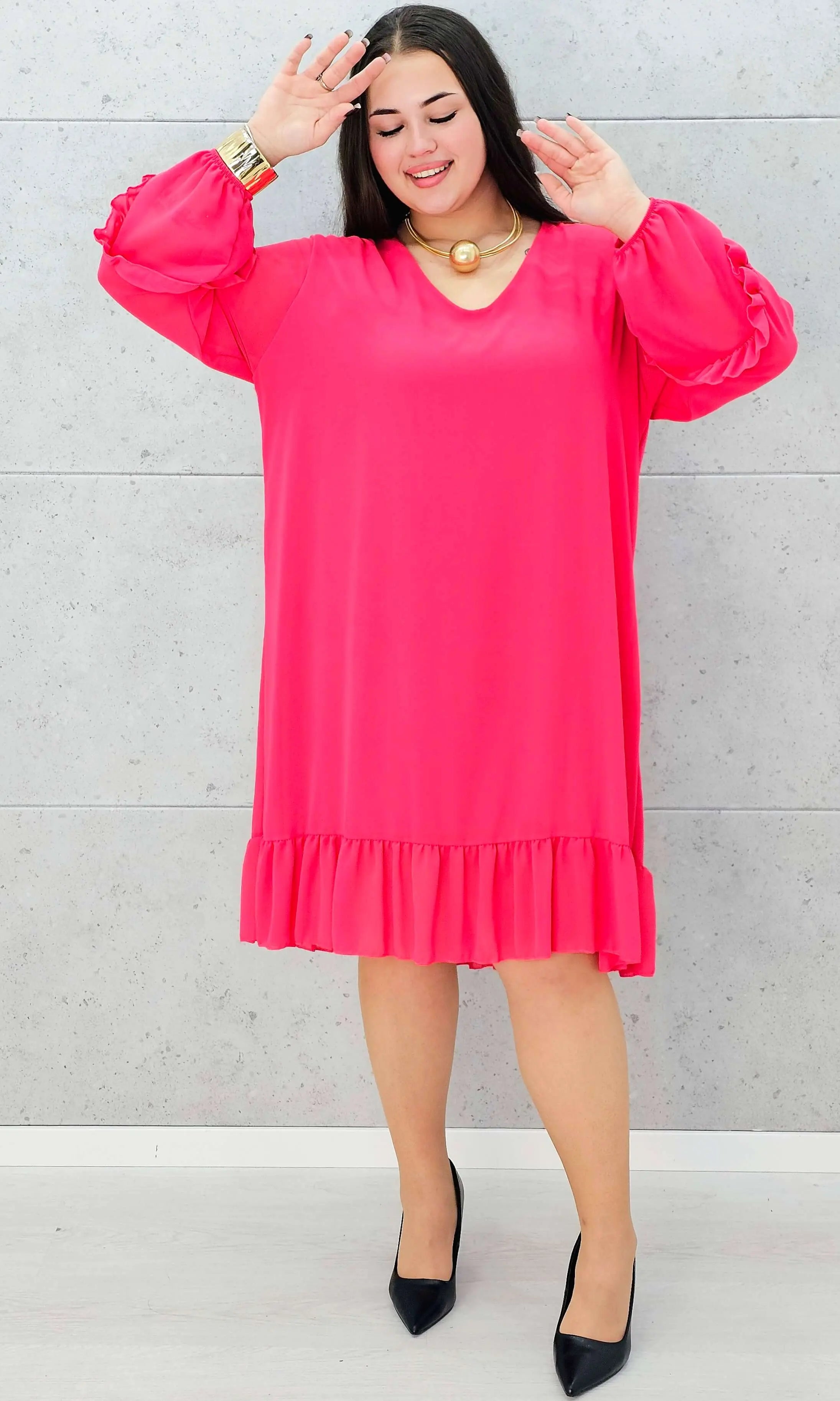 Fuksjowa sukienka plus size z falbaną – kobieca i pełna energii Stylowa XL Stylowa XL