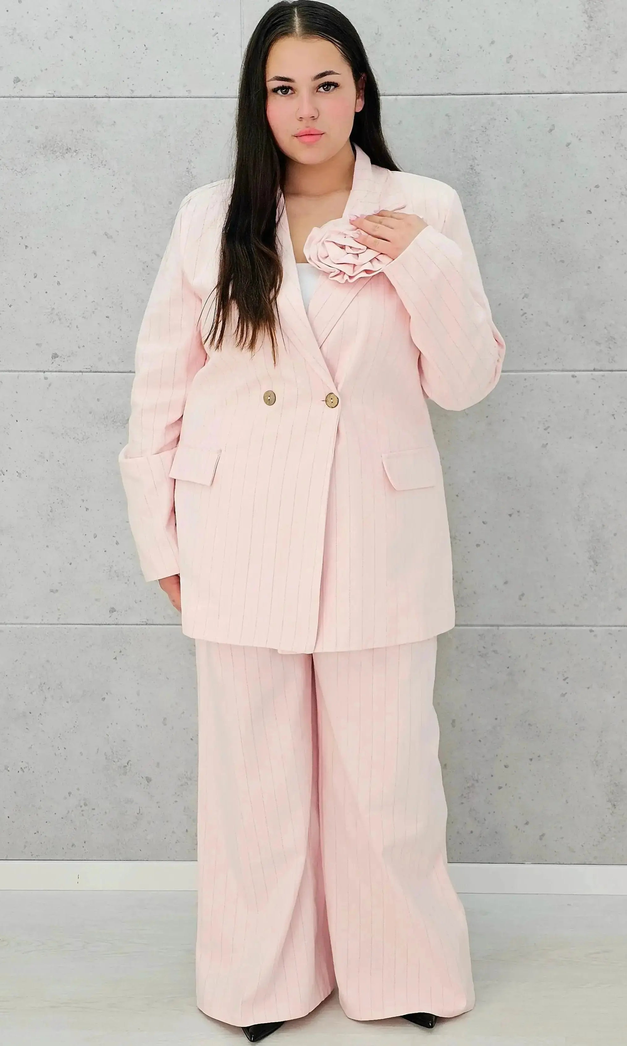 Garnitur damski w paski z ozdobną broszką - trzy kolory Stylowa XL