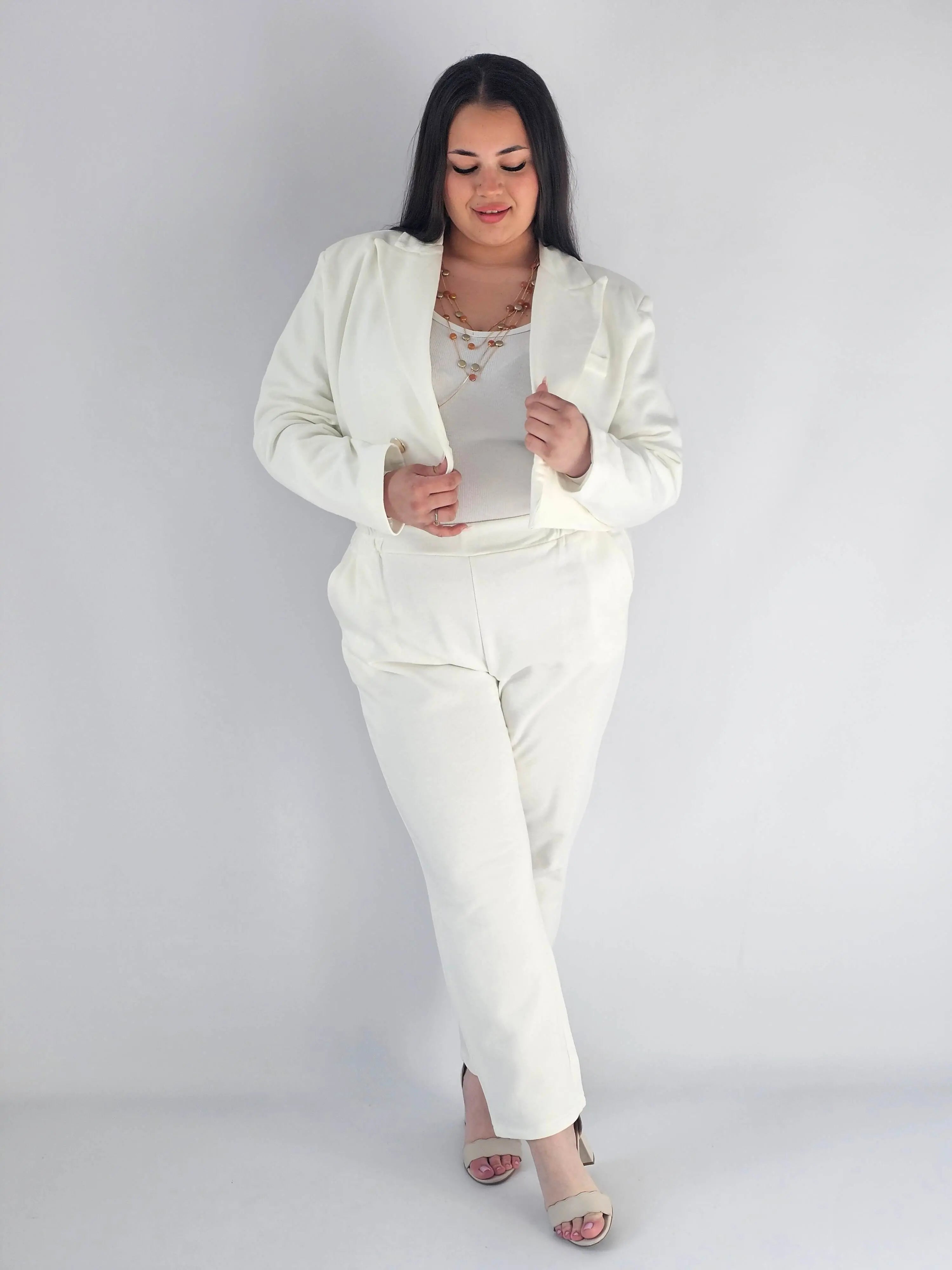 Garnitur plus size z krótką marynarką i spodniami XXL Stylowa XL