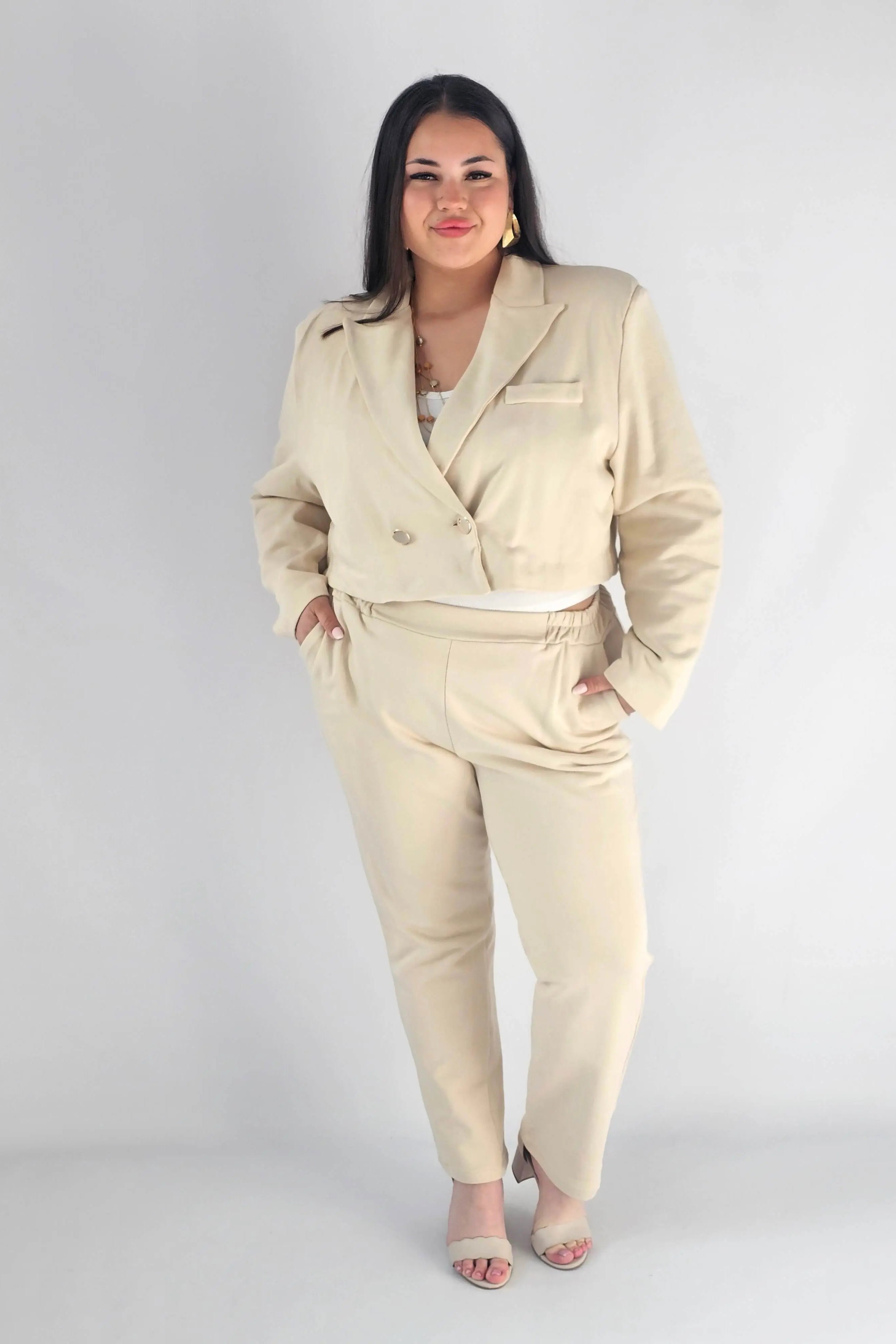 Garnitur plus size z krótką marynarką i spodniami XXL Stylowa XL