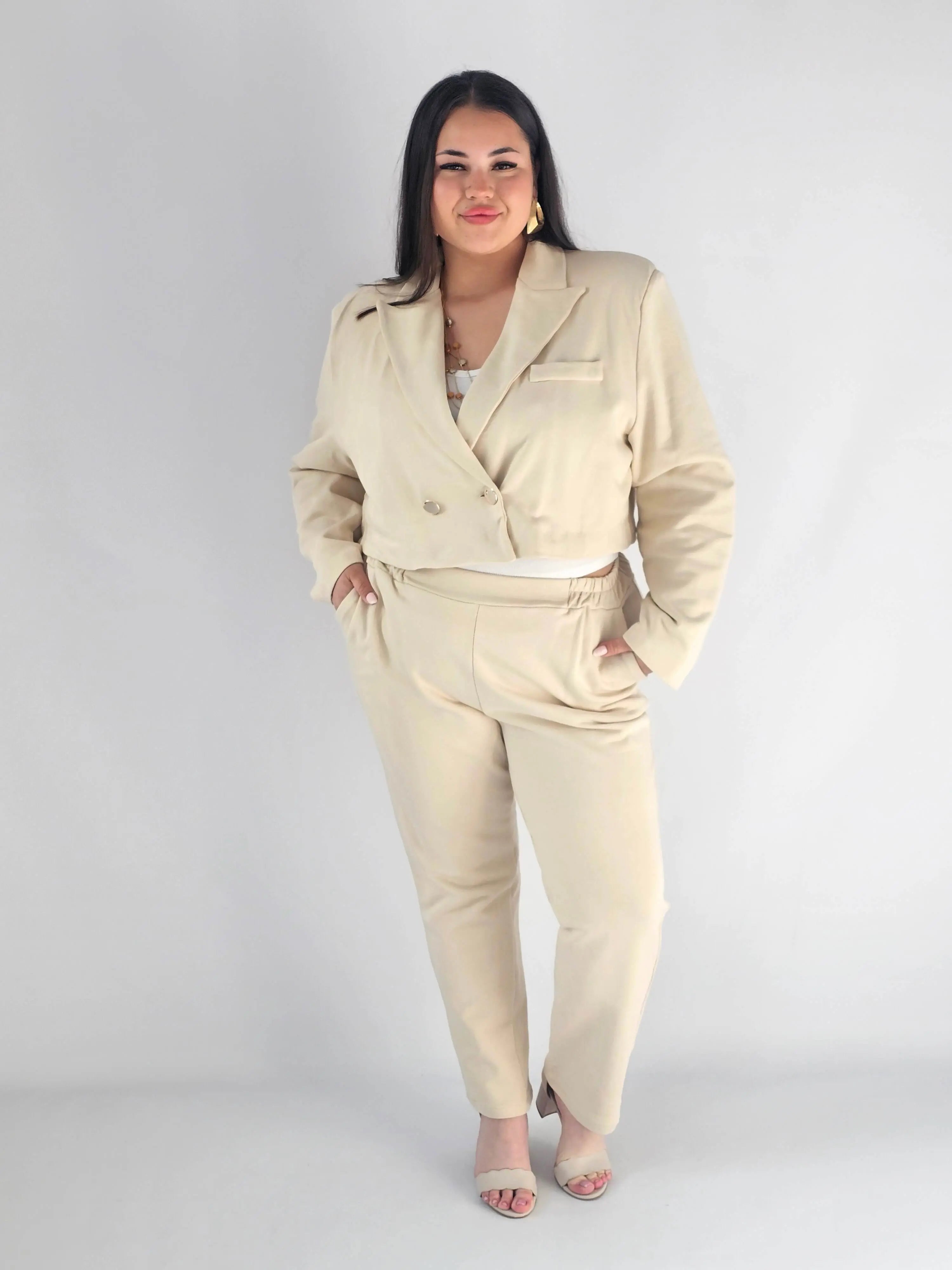 Garnitur plus size z krótką marynarką i spodniami XXL Stylowa XL