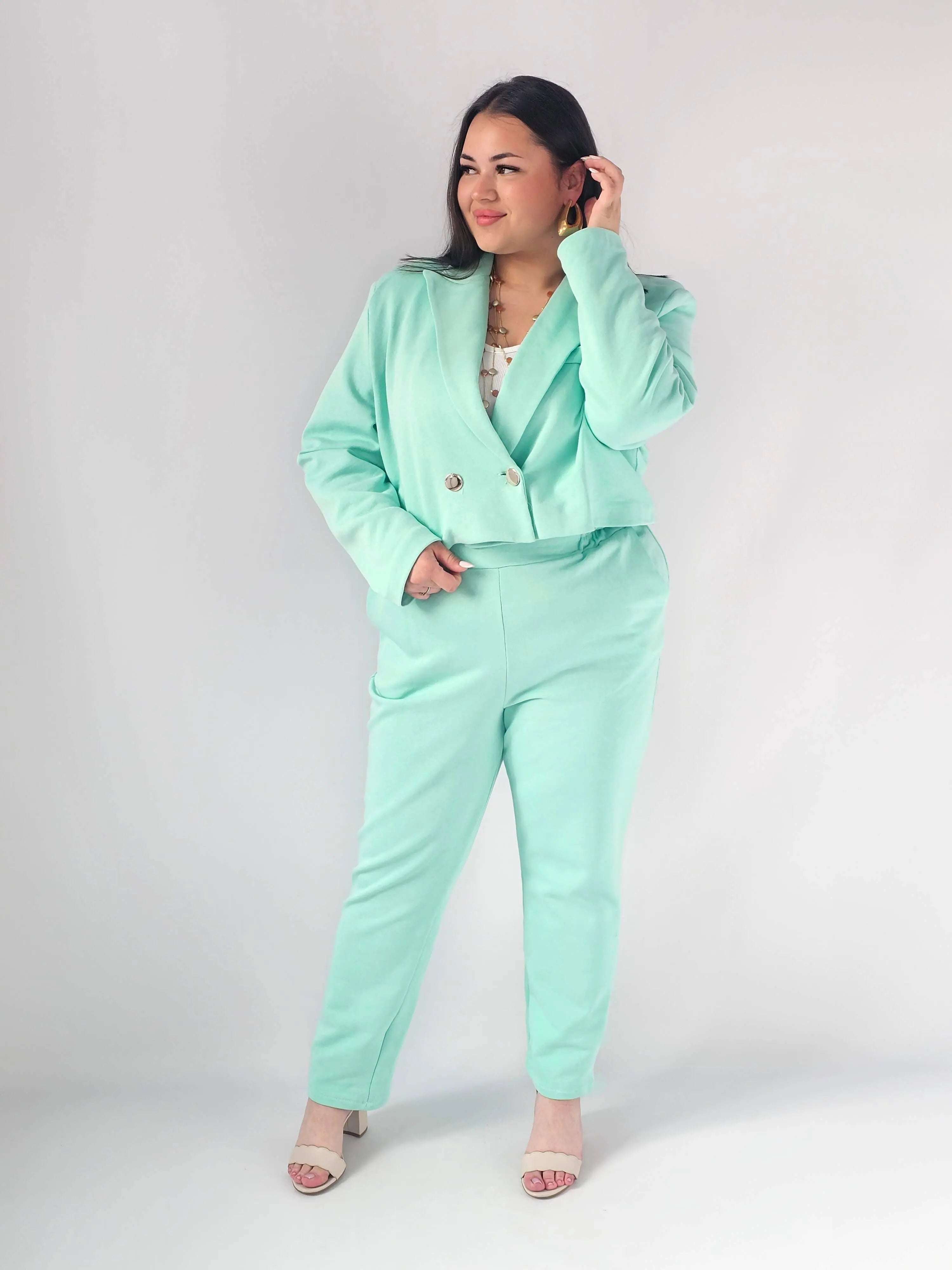 Garnitur plus size z krótką marynarką i spodniami XXL Stylowa XL