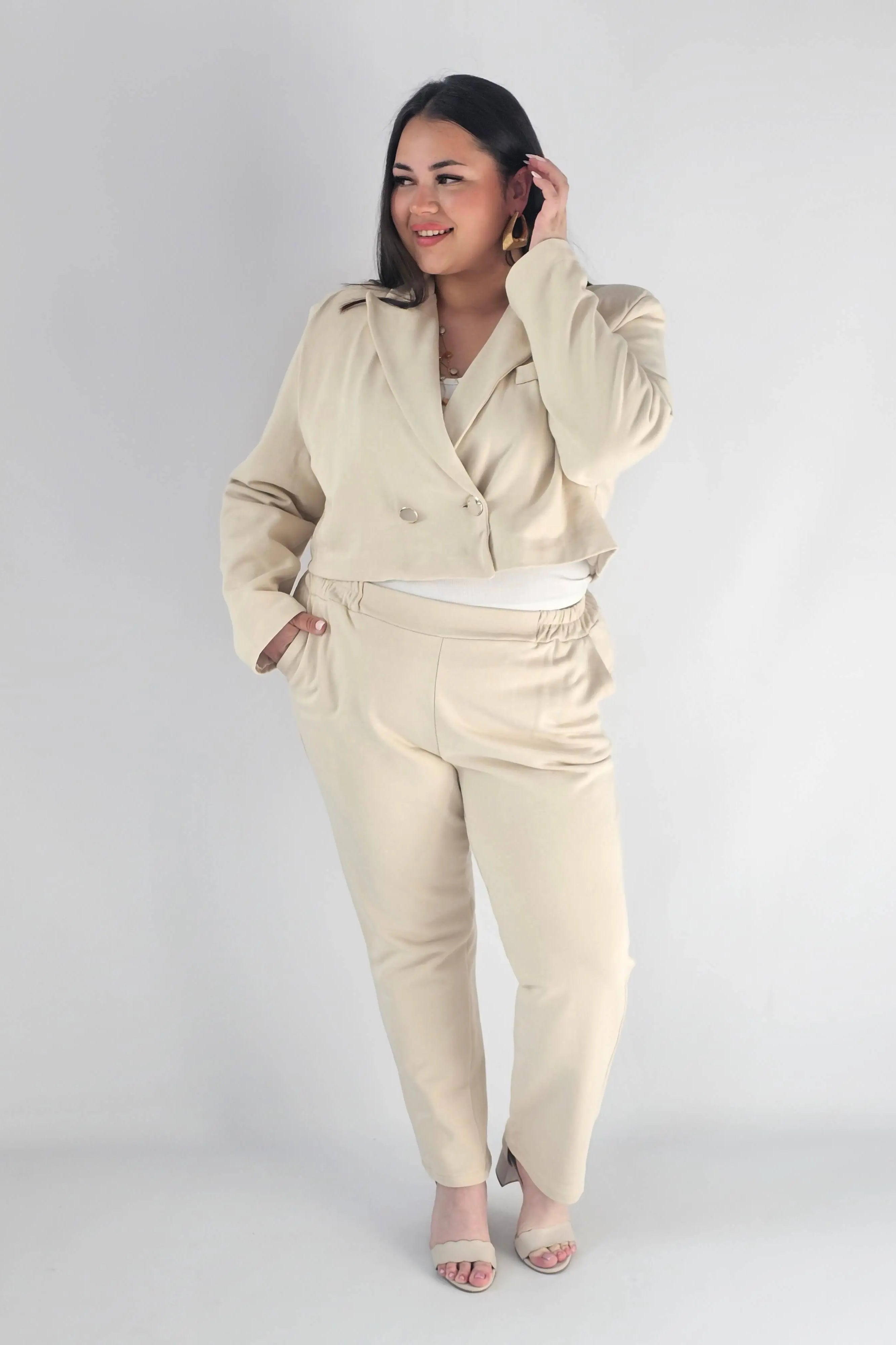 Garnitur plus size z krótką marynarką i spodniami XXL Stylowa XL