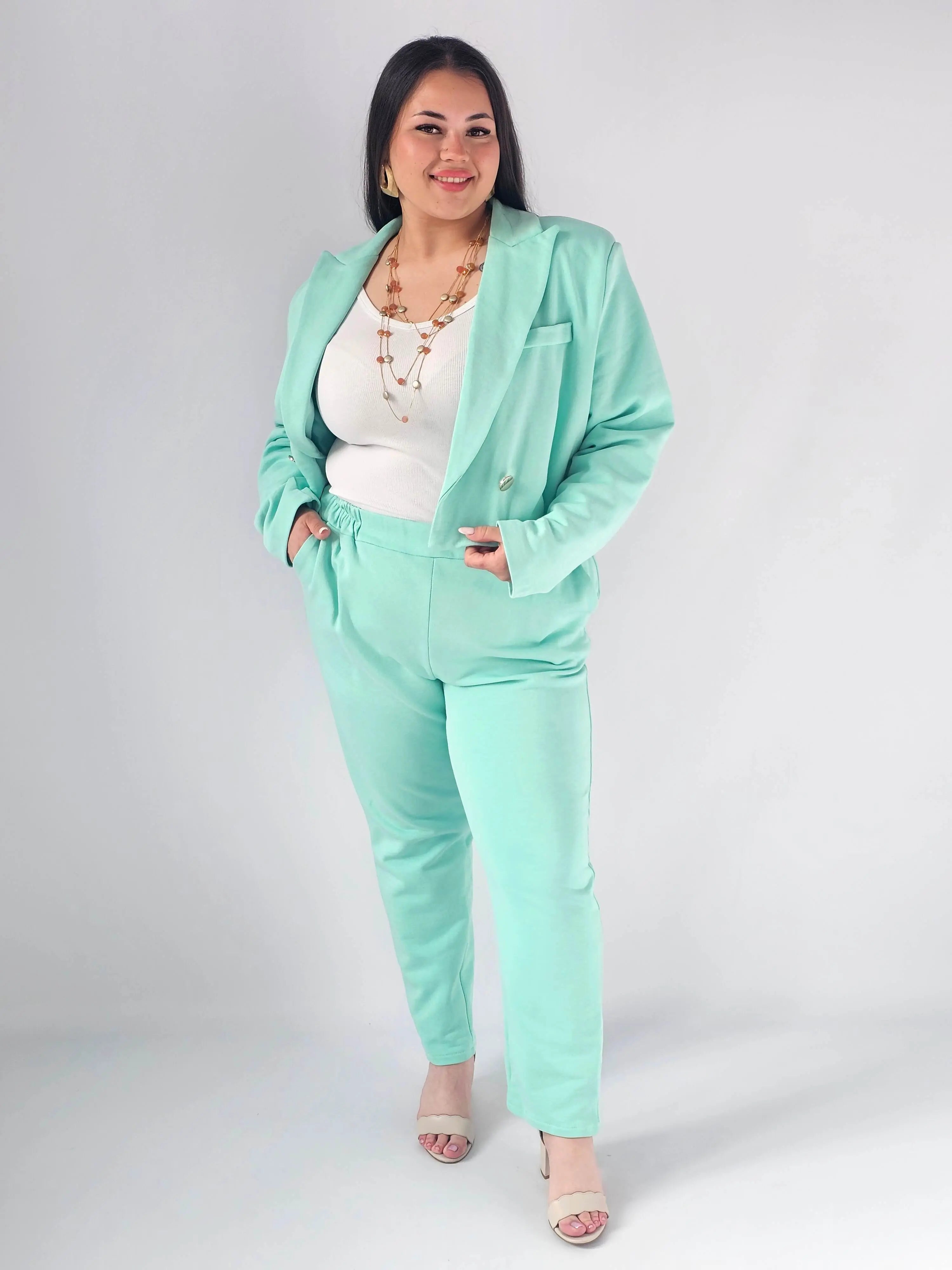 Garnitur plus size z krótką marynarką i spodniami XXL Stylowa XL