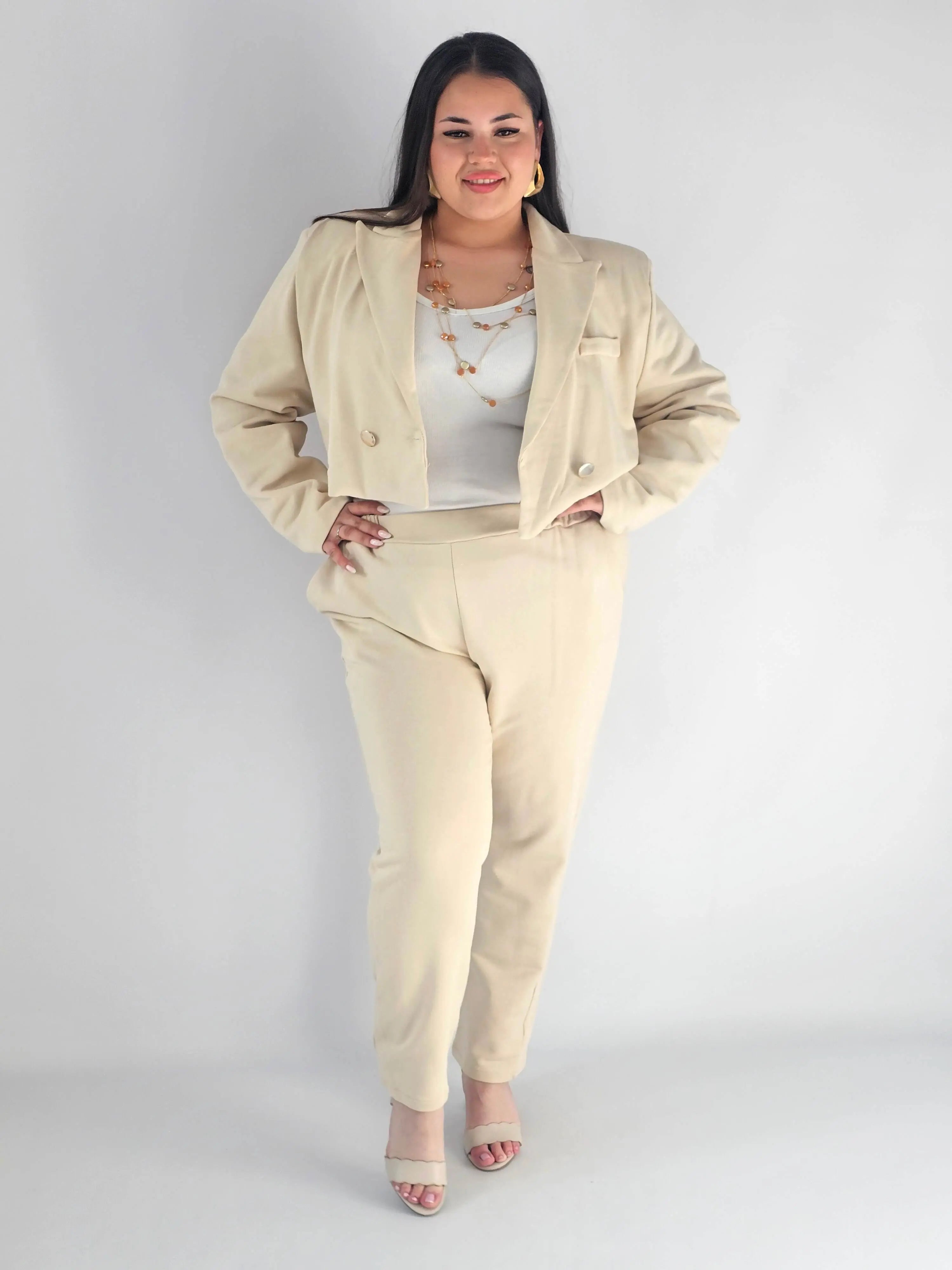 Garnitur plus size z krótką marynarką i spodniami XXL Stylowa XL