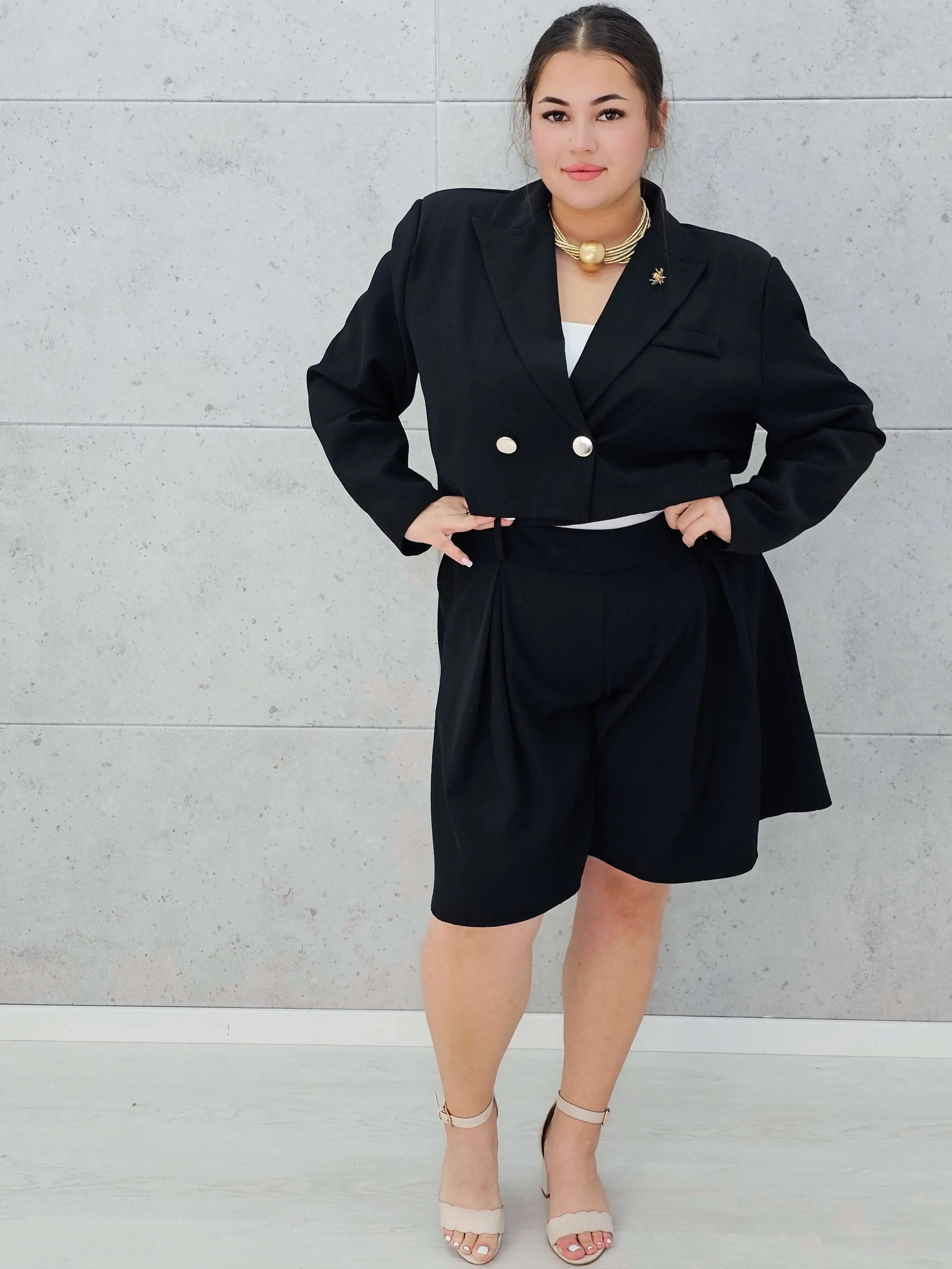 Garniturowy komplet z krótką marynarką i szortami - w 6 kolorach Stylowa XL