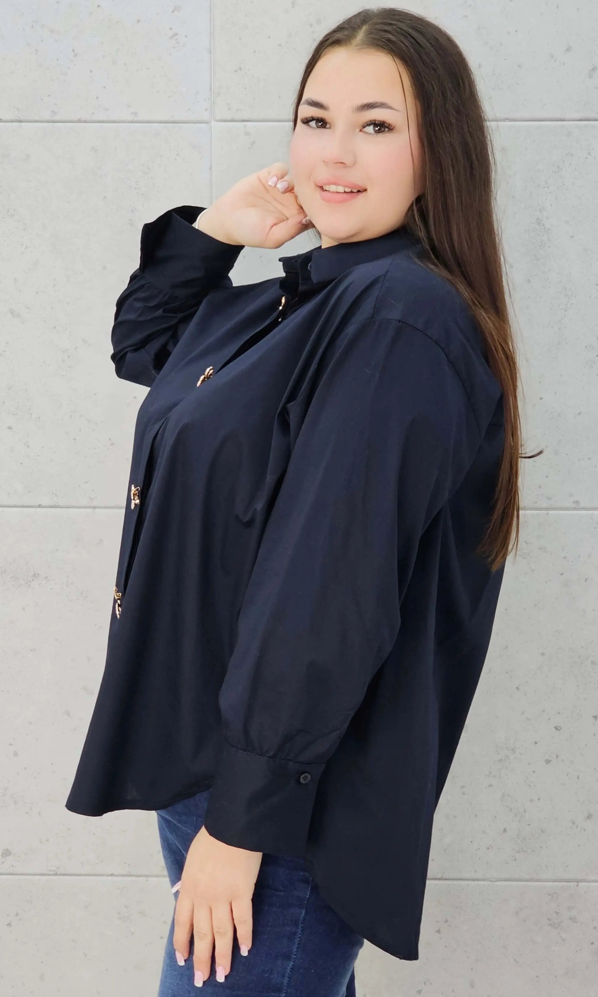 Granatowa koszula plus size z biżuteryjnym akcentem Stylowa XL