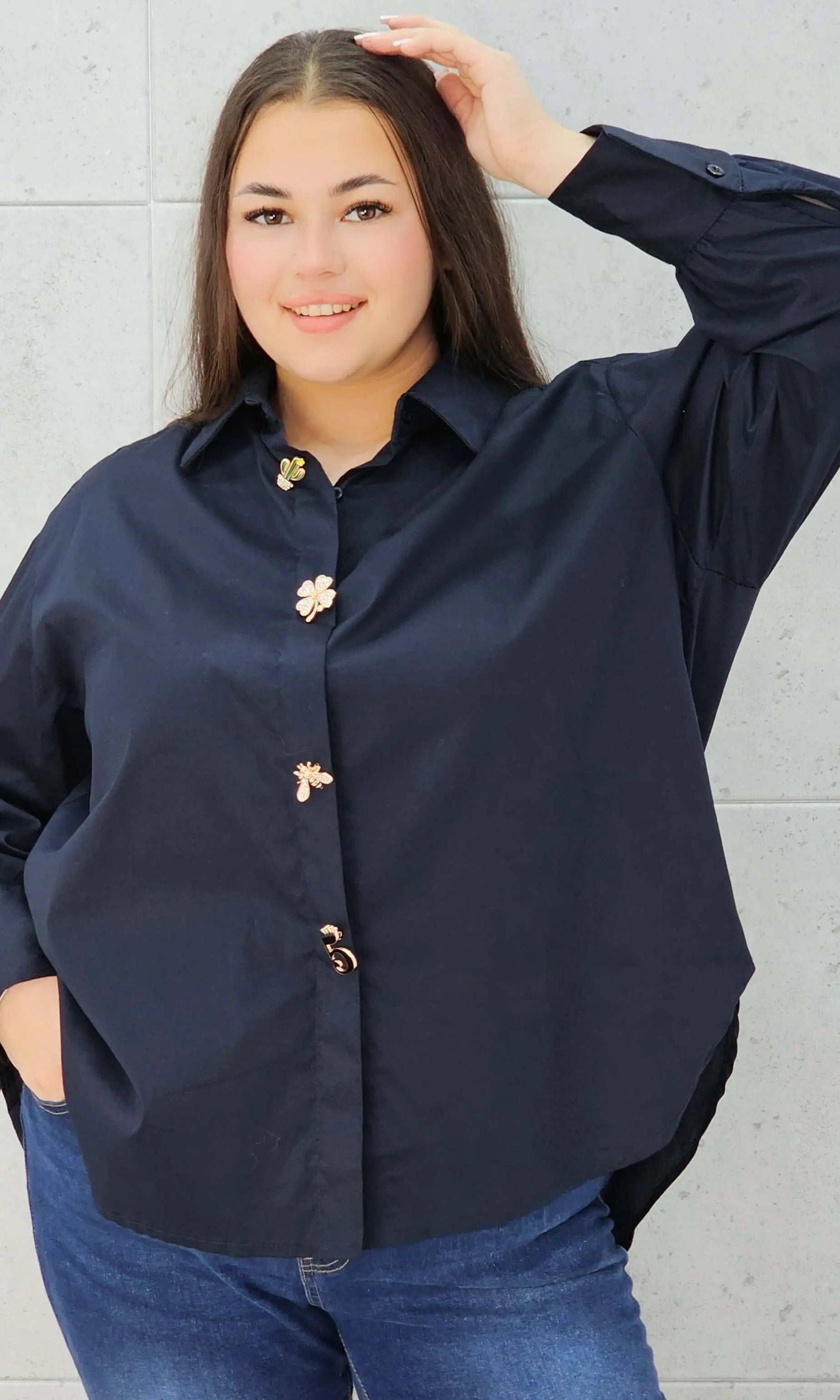 Granatowa koszula plus size z biżuteryjnym akcentem Stylowa XL