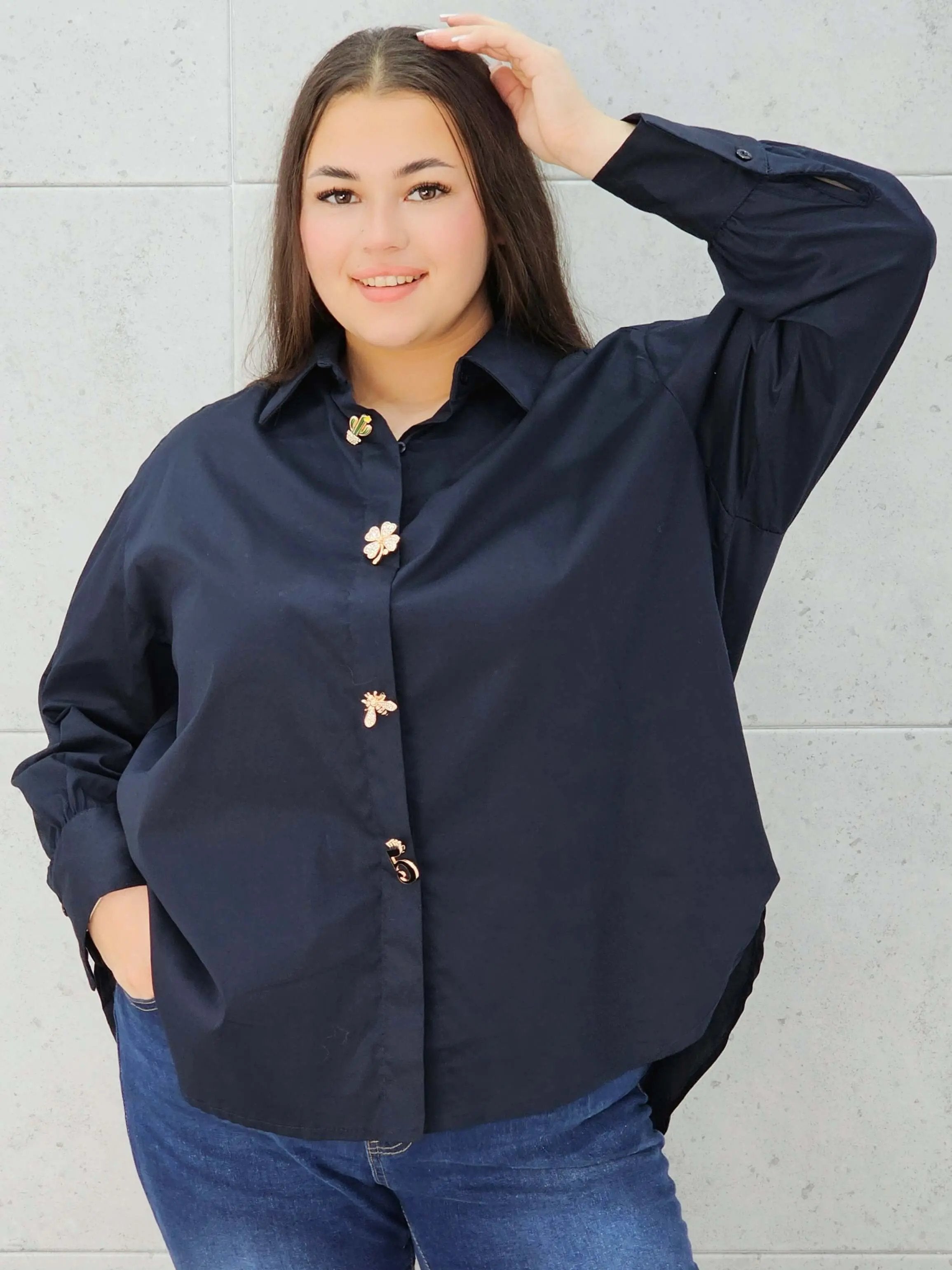 Granatowa koszula plus size z biżuteryjnym akcentem Stylowa XL
