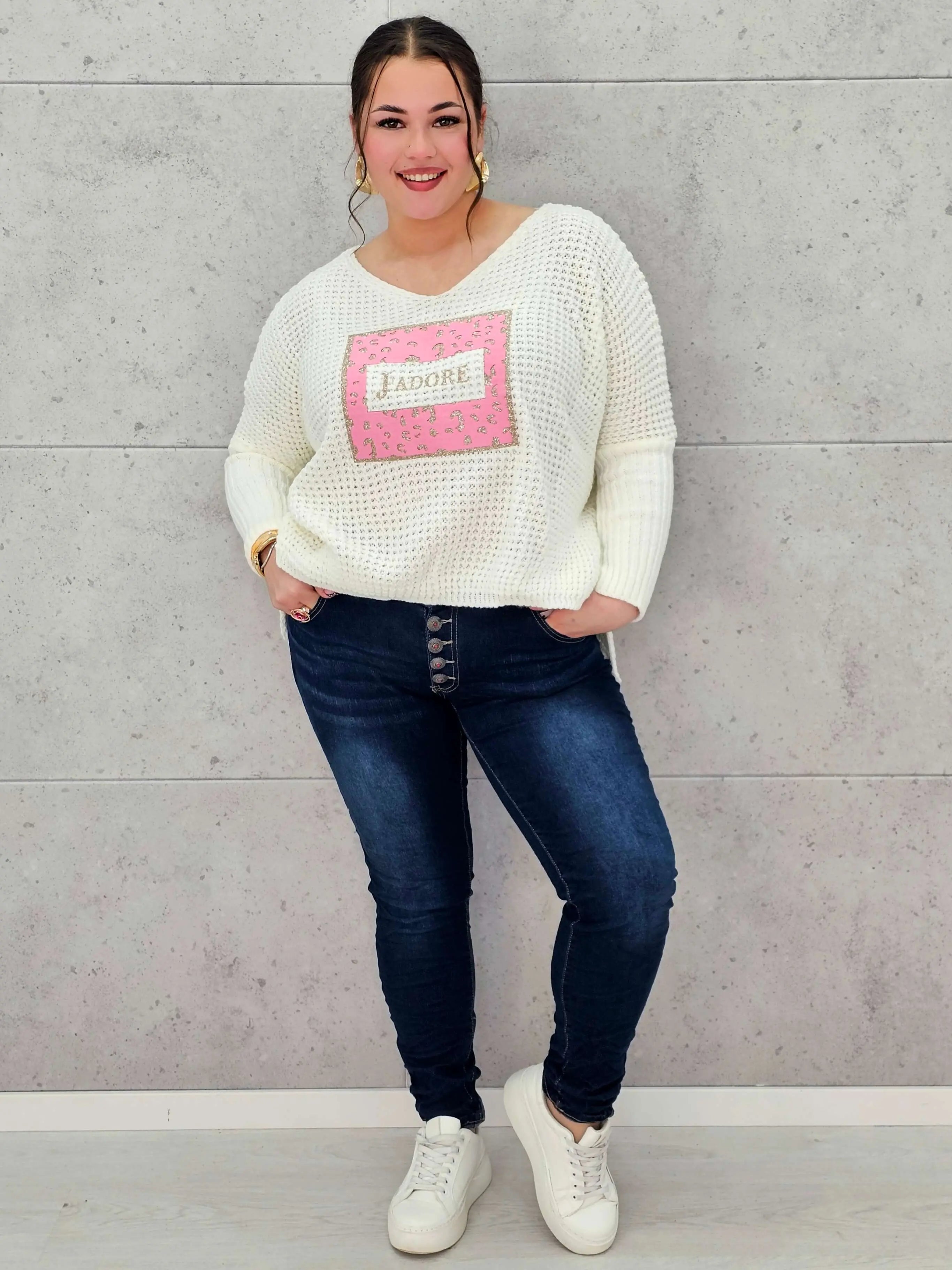 Granatowe jeansy plus size z guzikami – wygodne i modelujące Stylowa XL Stylowa XL