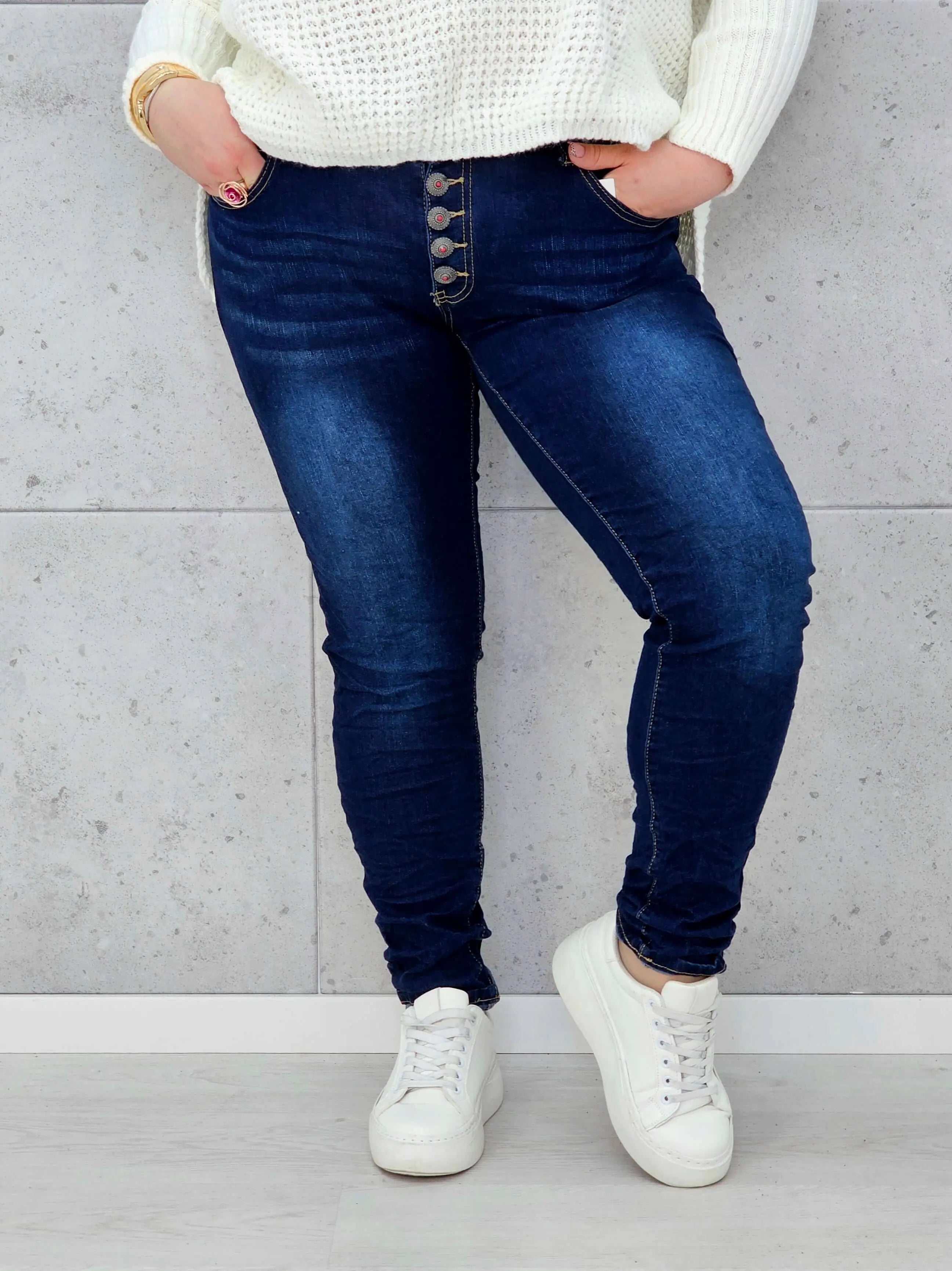 Granatowe jeansy plus size z guzikami – wygodne i modelujące Stylowa XL Stylowa XL