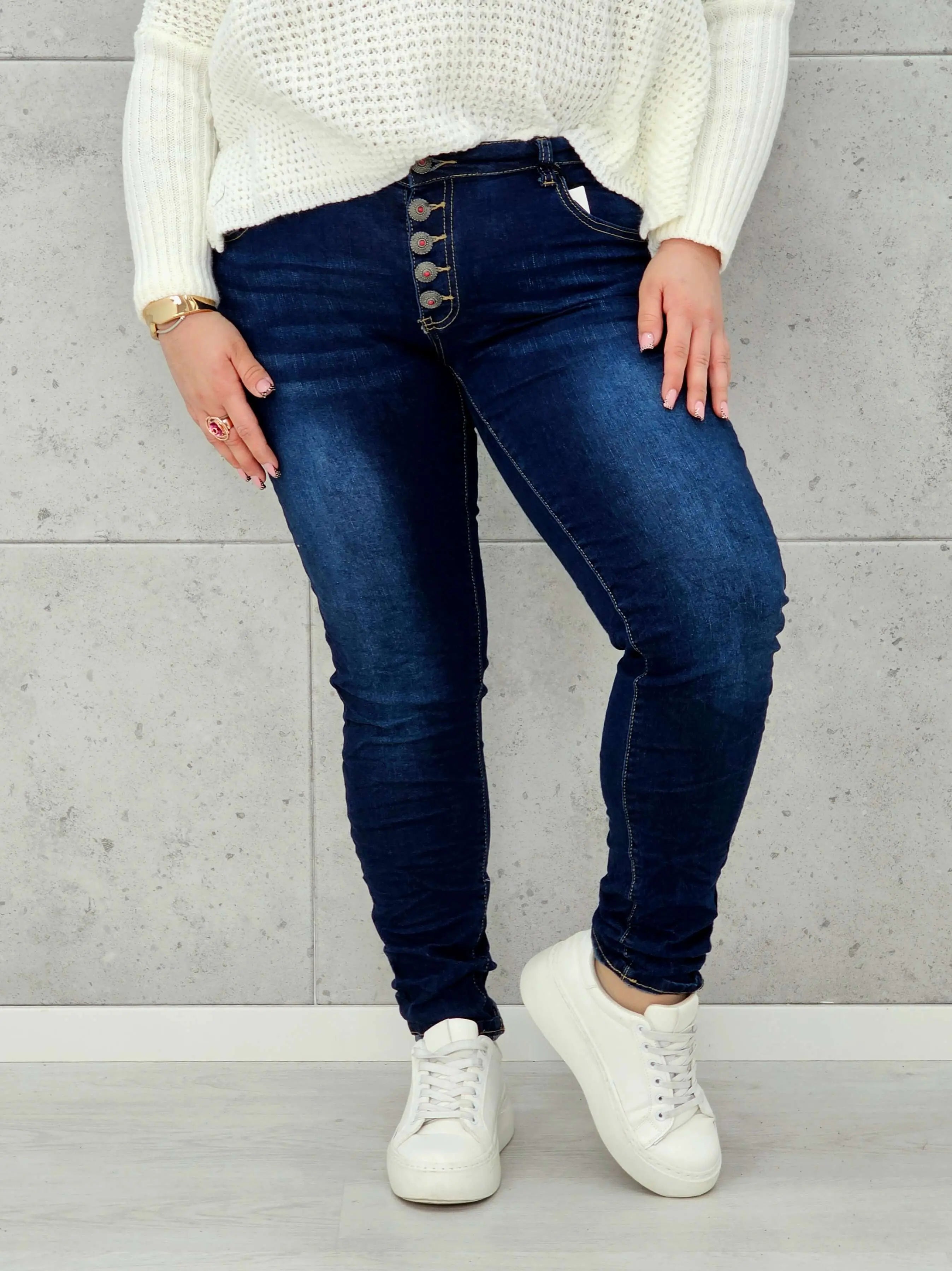 Granatowe jeansy plus size z guzikami – wygodne i modelujące Stylowa XL Stylowa XL