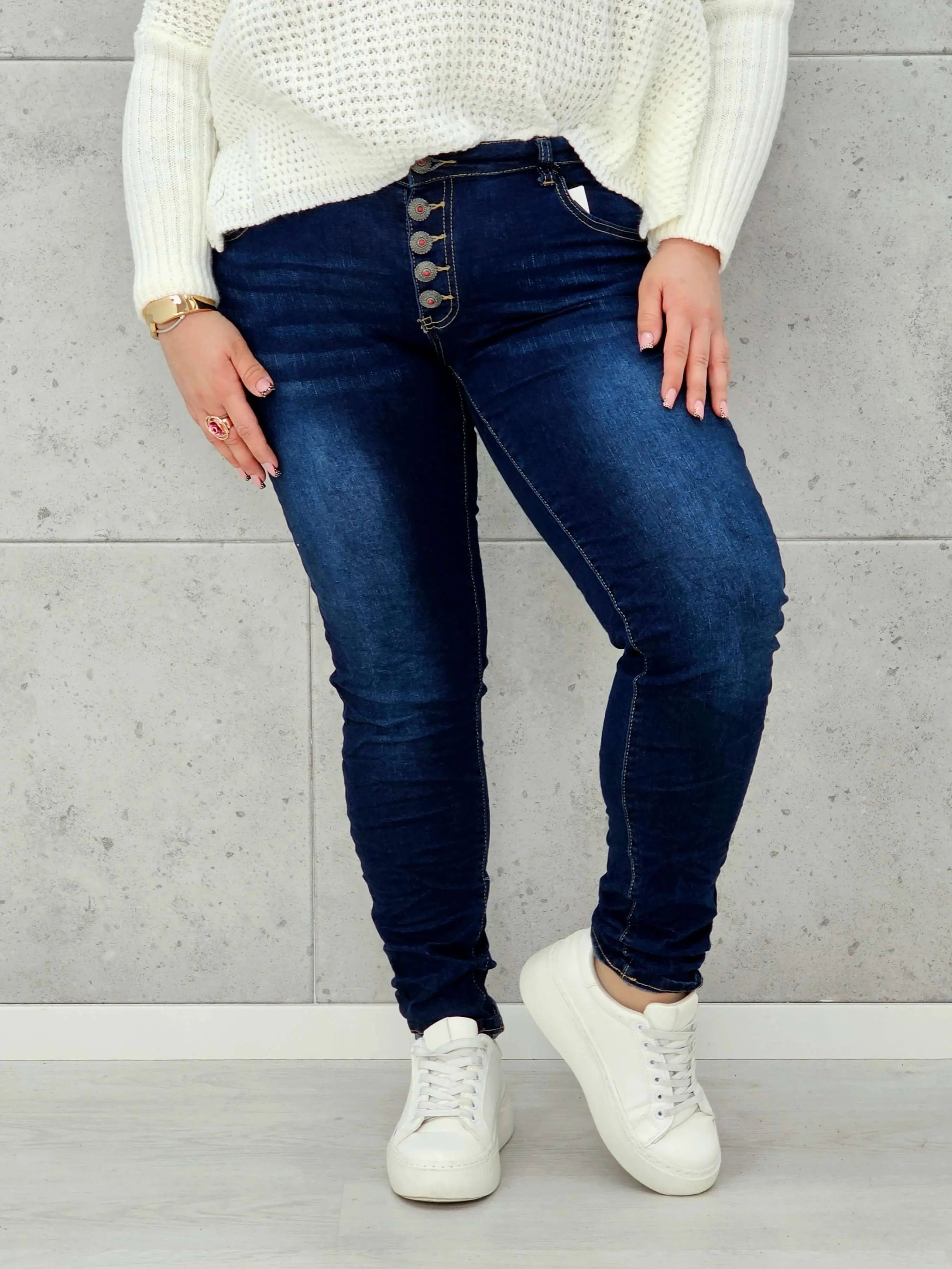 Granatowe jeansy plus size z guzikami – wygodne i modelujące Stylowa XL Stylowa XL