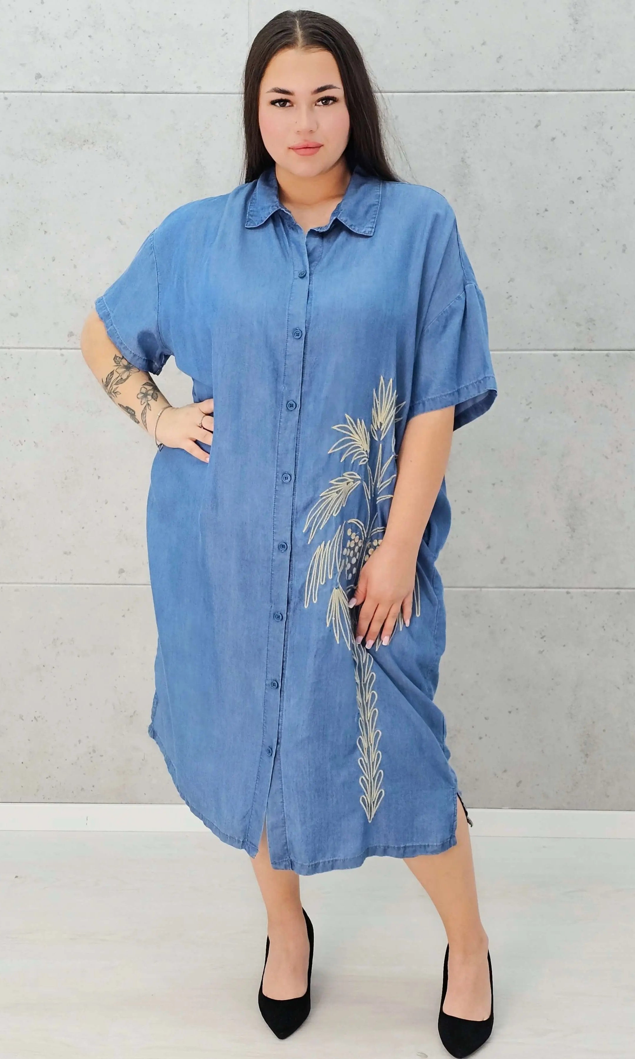 Jeansowa sukienka koszulowa z haftowaną palmą Stylowa XL