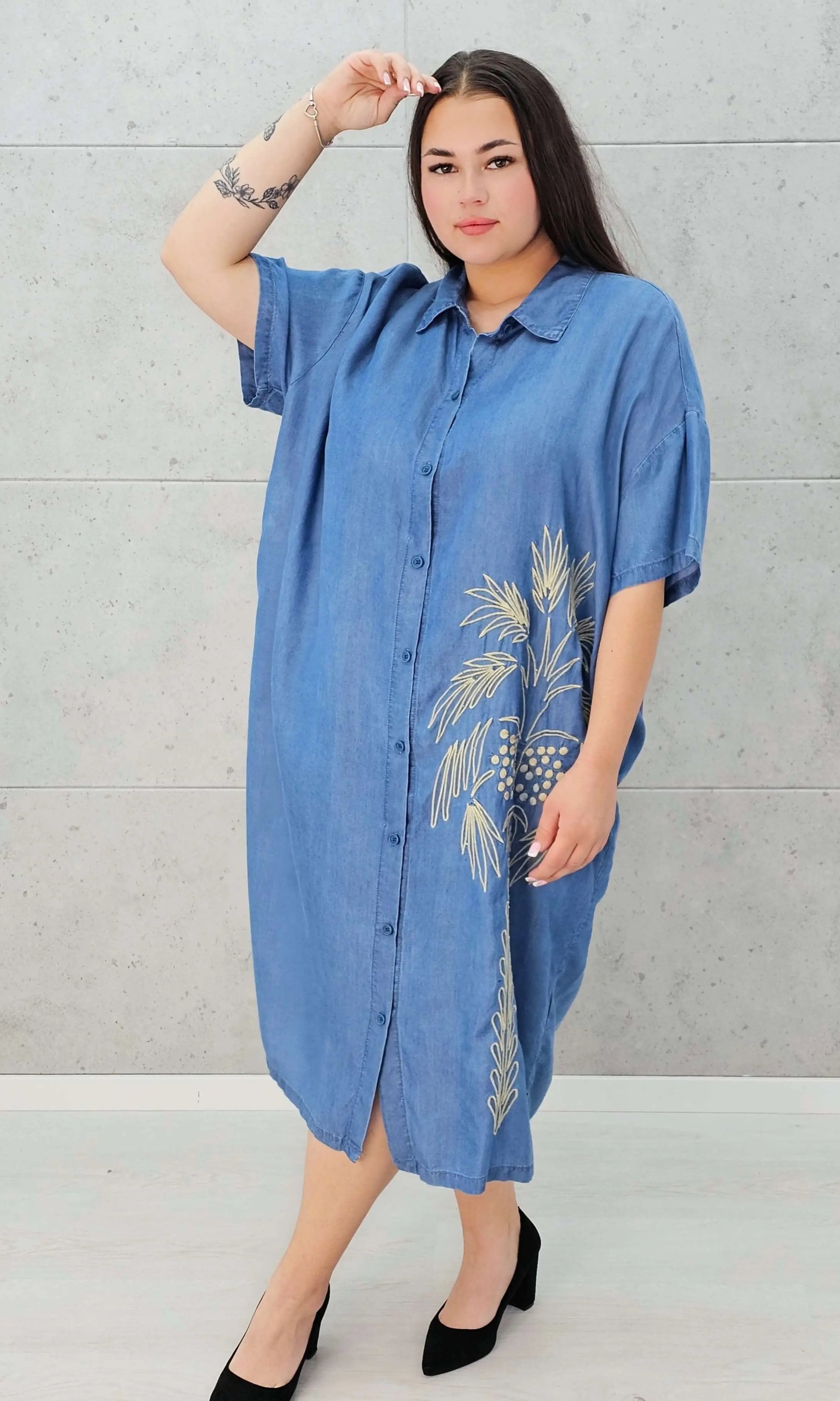 Jeansowa sukienka koszulowa z haftowaną palmą Stylowa XL