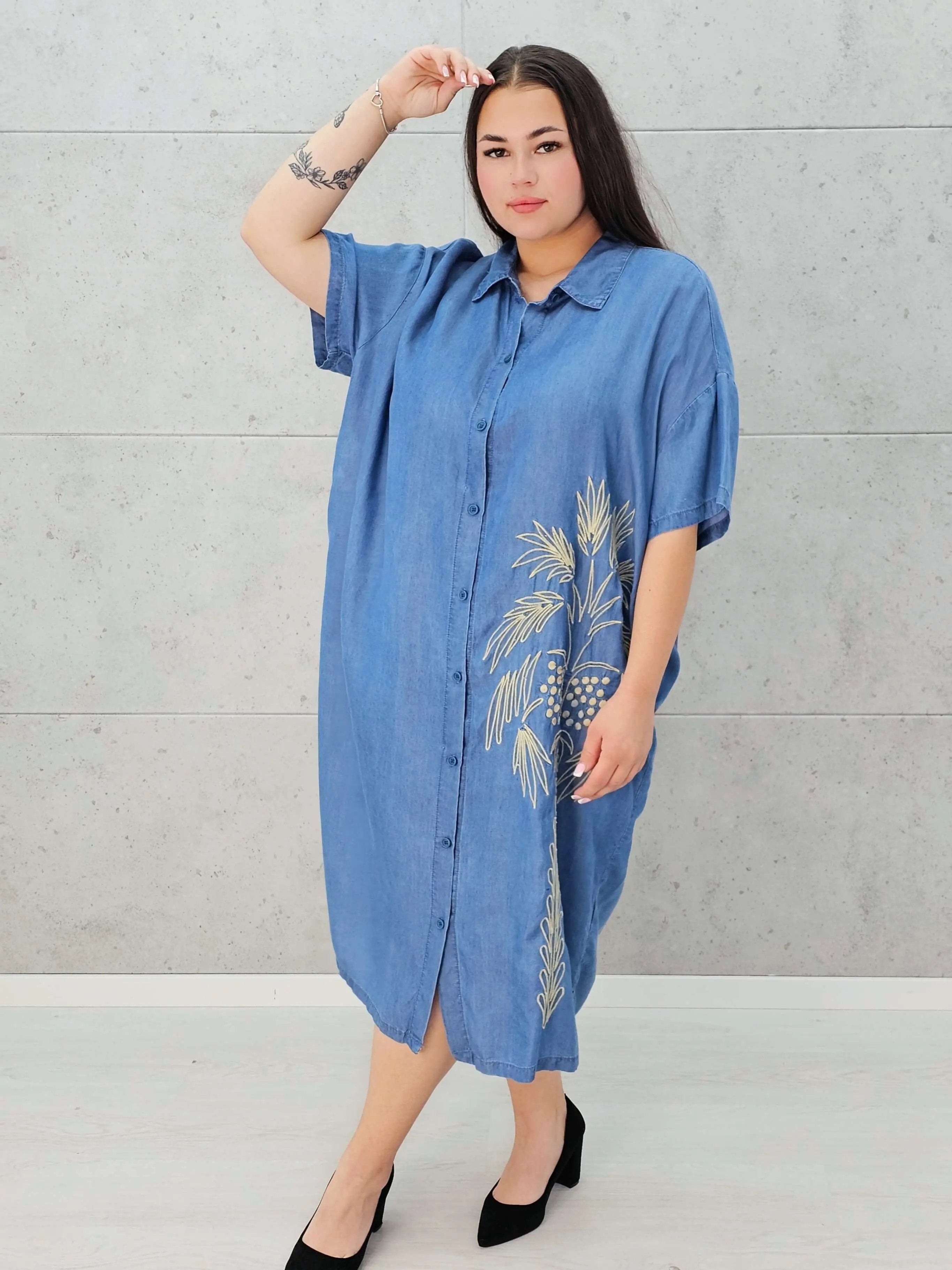 Jeansowa sukienka koszulowa z haftowaną palmą Stylowa XL