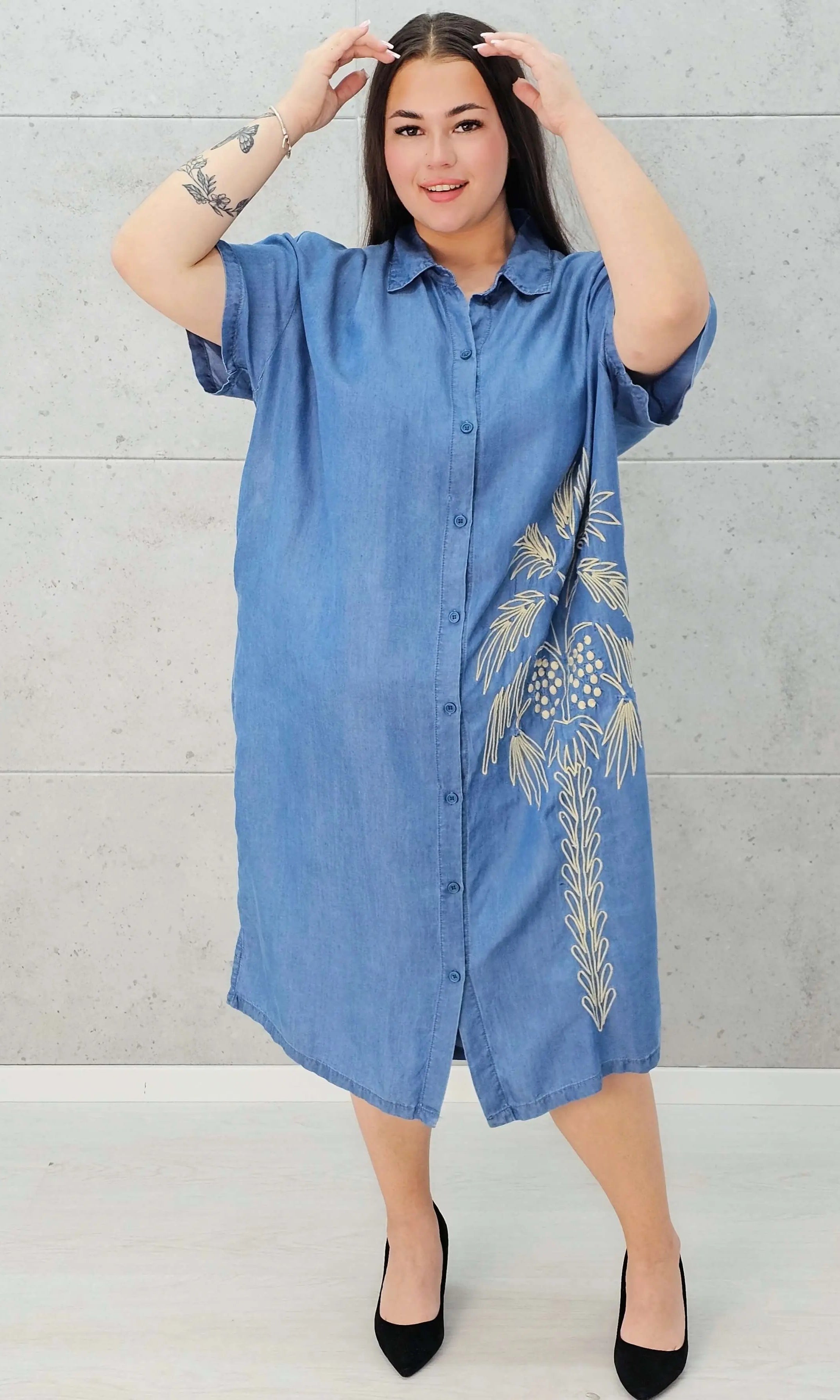 Jeansowa sukienka koszulowa z haftowaną palmą Stylowa XL