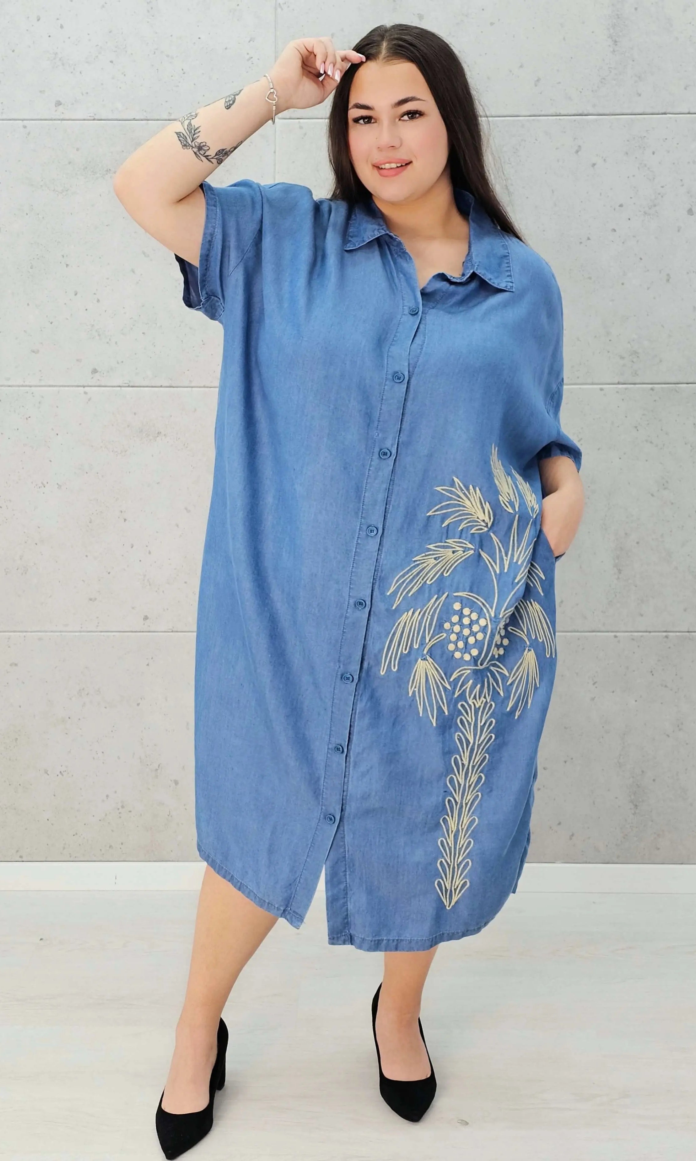Jeansowa sukienka koszulowa z haftowaną palmą Stylowa XL