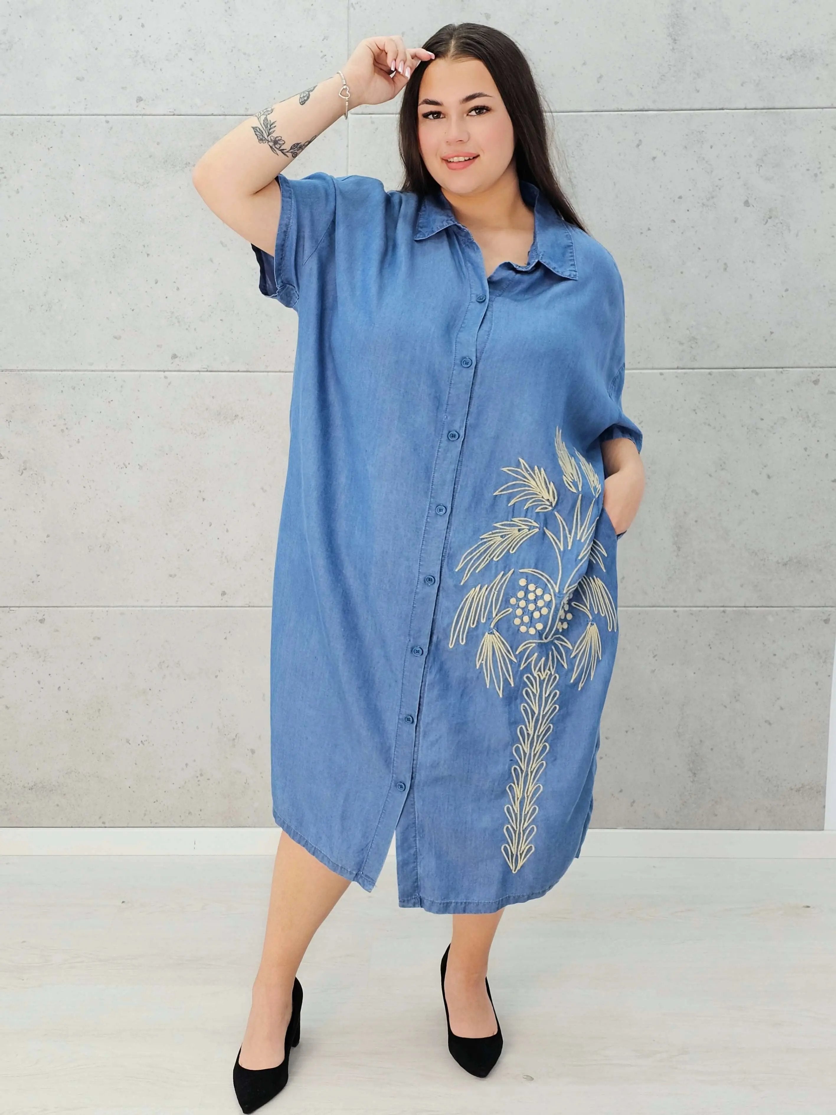Jeansowa sukienka koszulowa z haftowaną palmą Stylowa XL