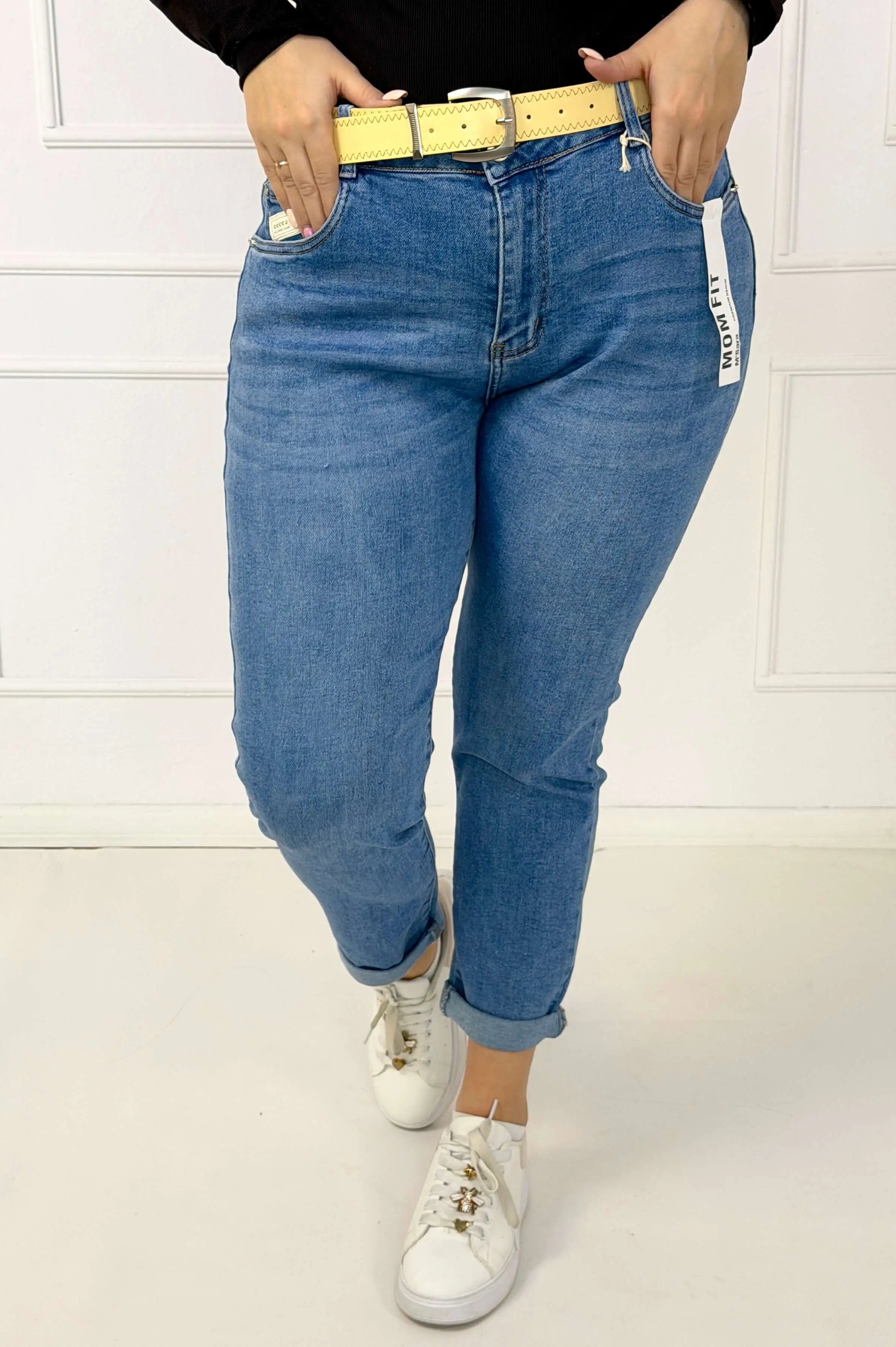 Jeansy plus size mom fit z paskiem – klasyka w nowoczesnym wydaniu Stylowa XL