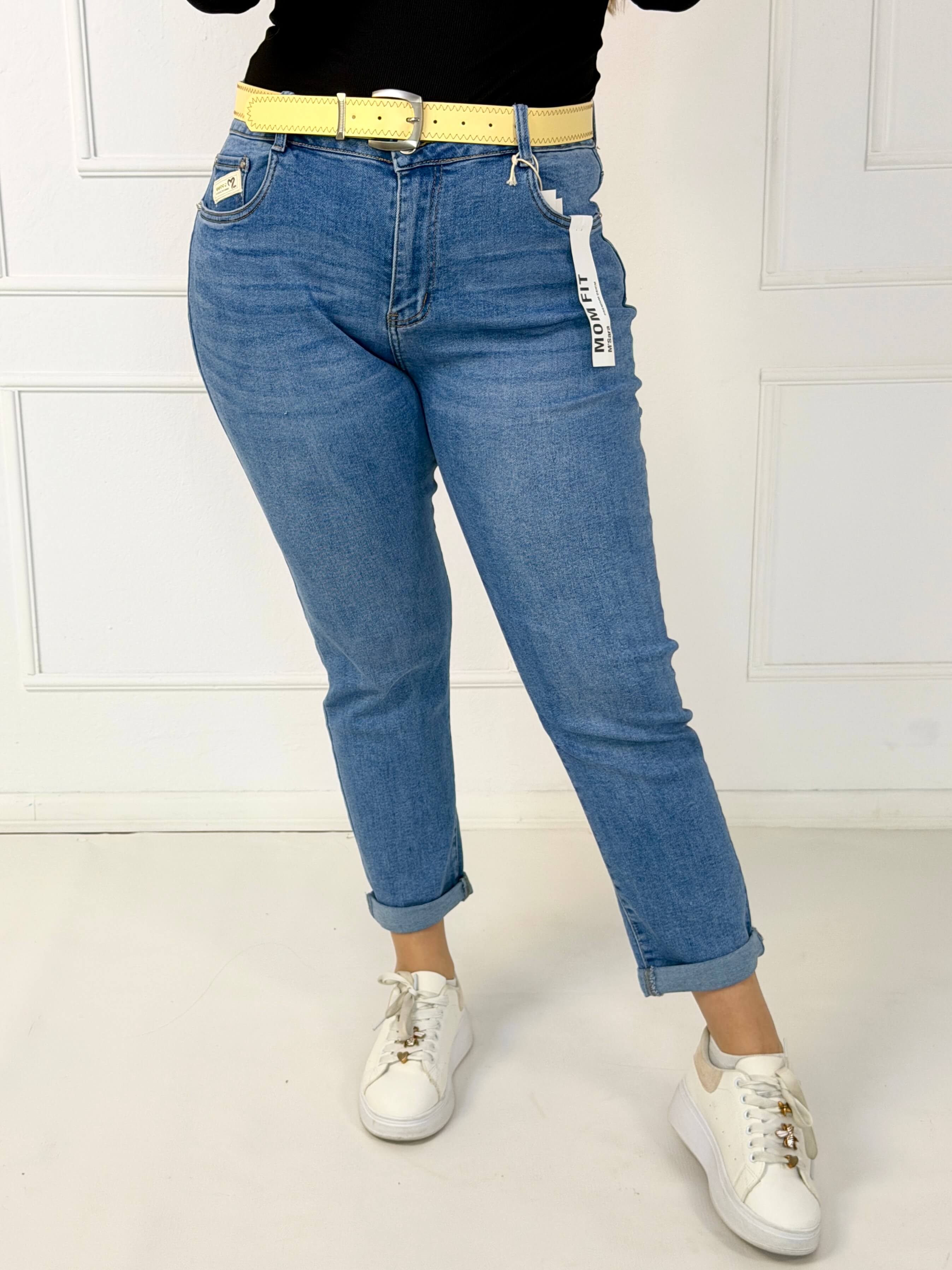 Jeansy plus size mom fit z paskiem – klasyka w nowoczesnym wydaniu Stylowa XL
