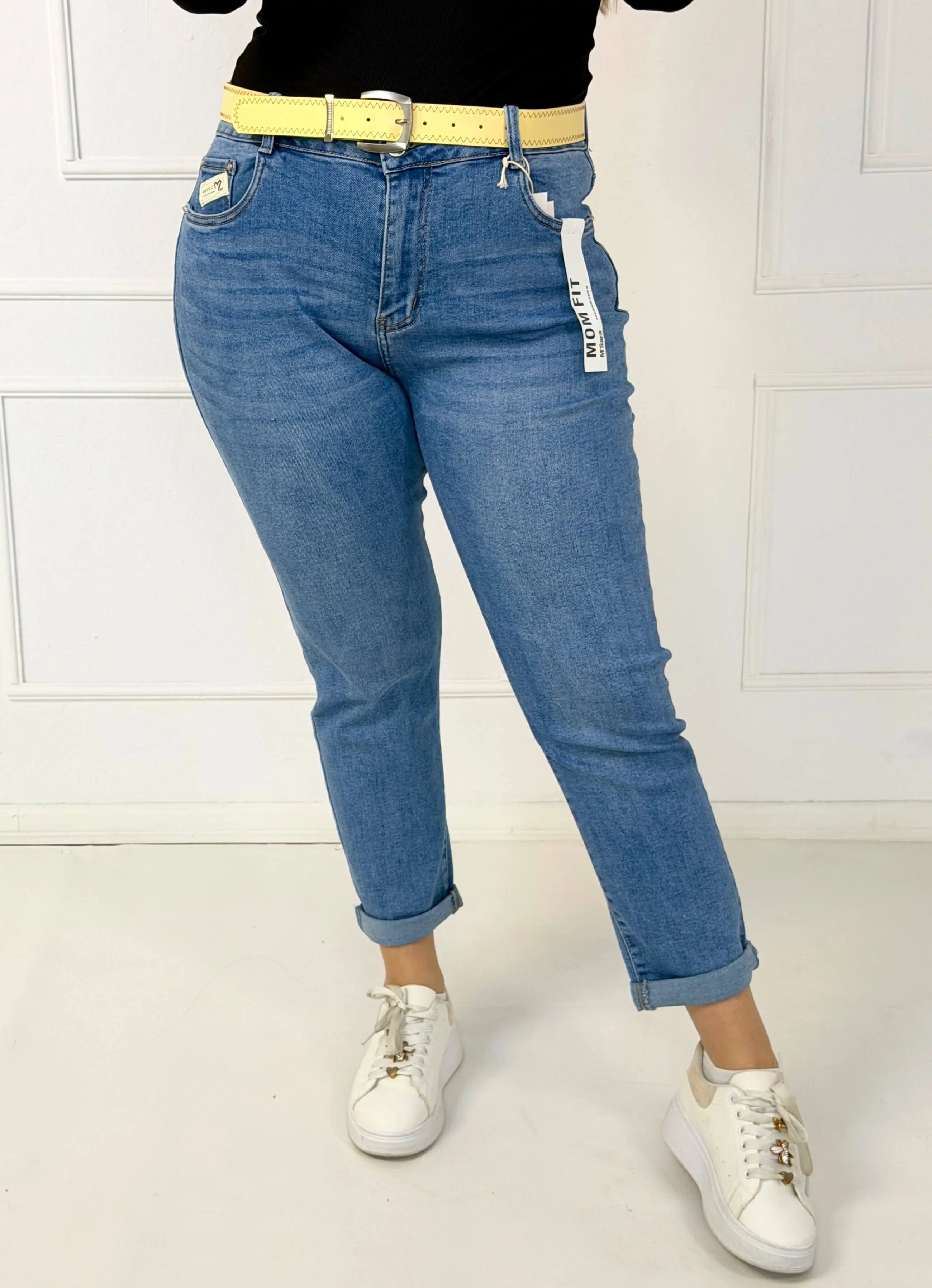 Jeansy plus size mom fit z paskiem – klasyka w nowoczesnym wydaniu Stylowa XL