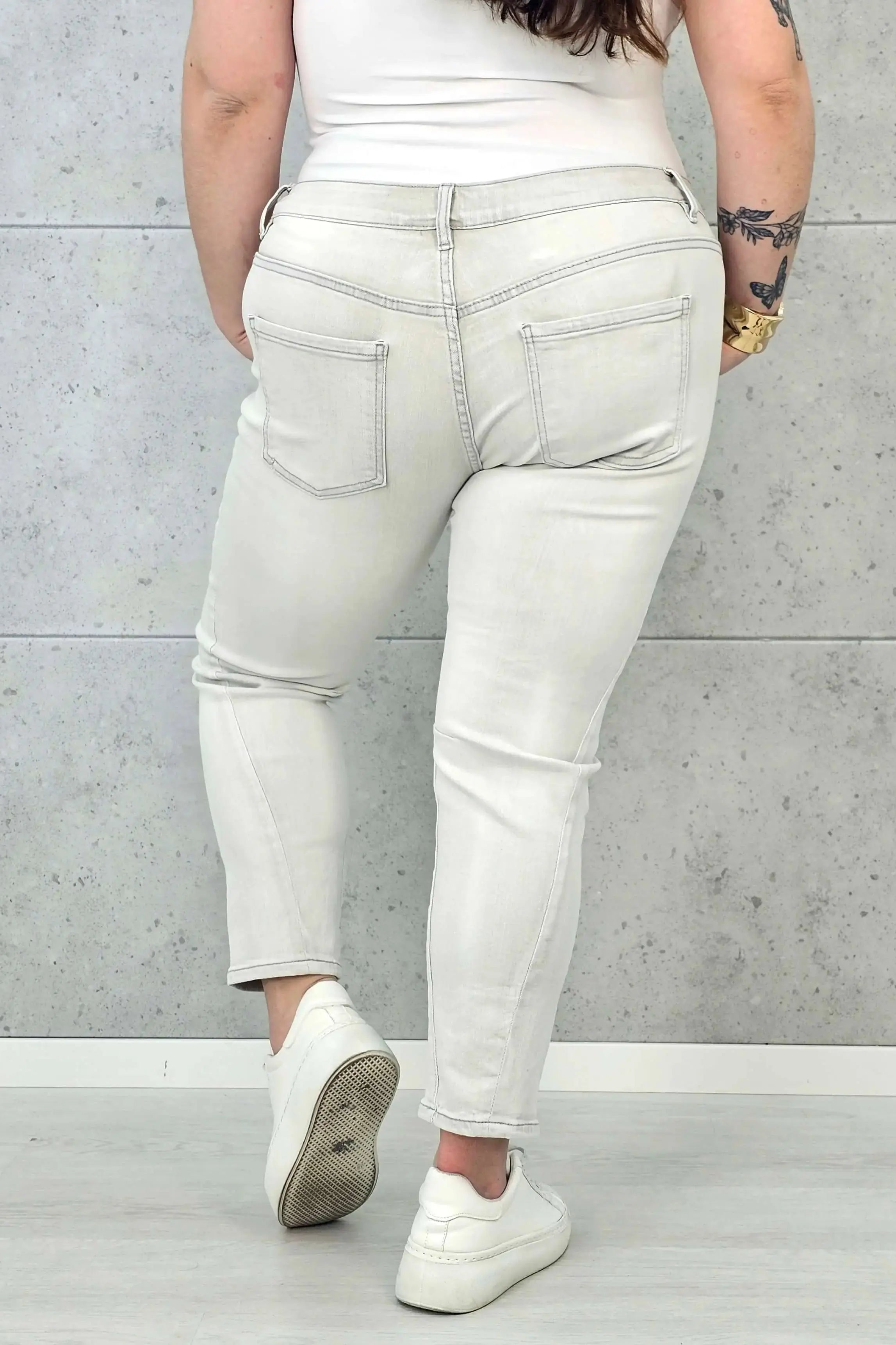 Jeansy plus size w szarym denimie – modne spodnie XXL dla kobiet Stylowa XL