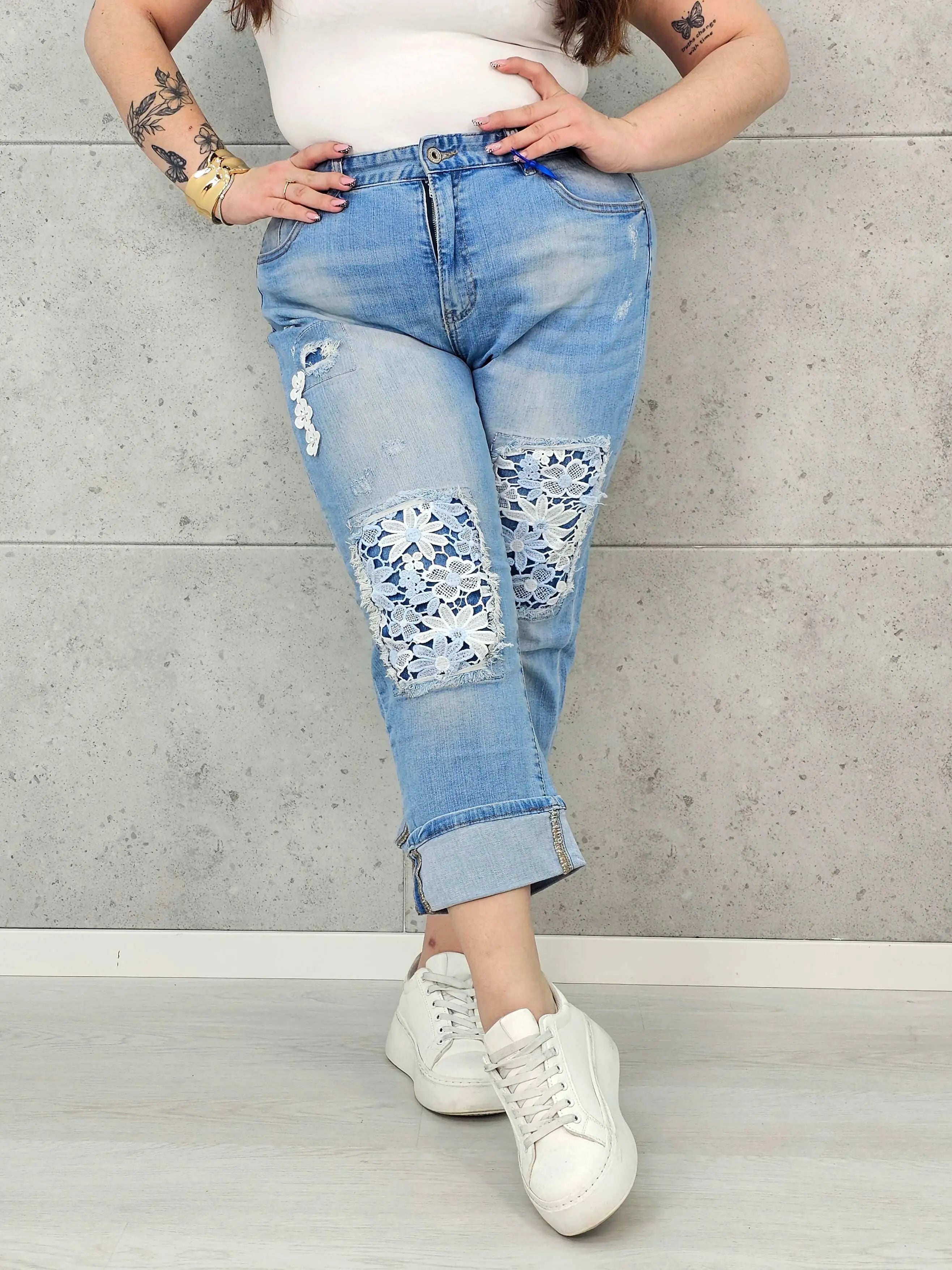 Jeansy plus size z koronkowymi wstawkami – kobiecy denim XXL na co dzień Stylowa XL