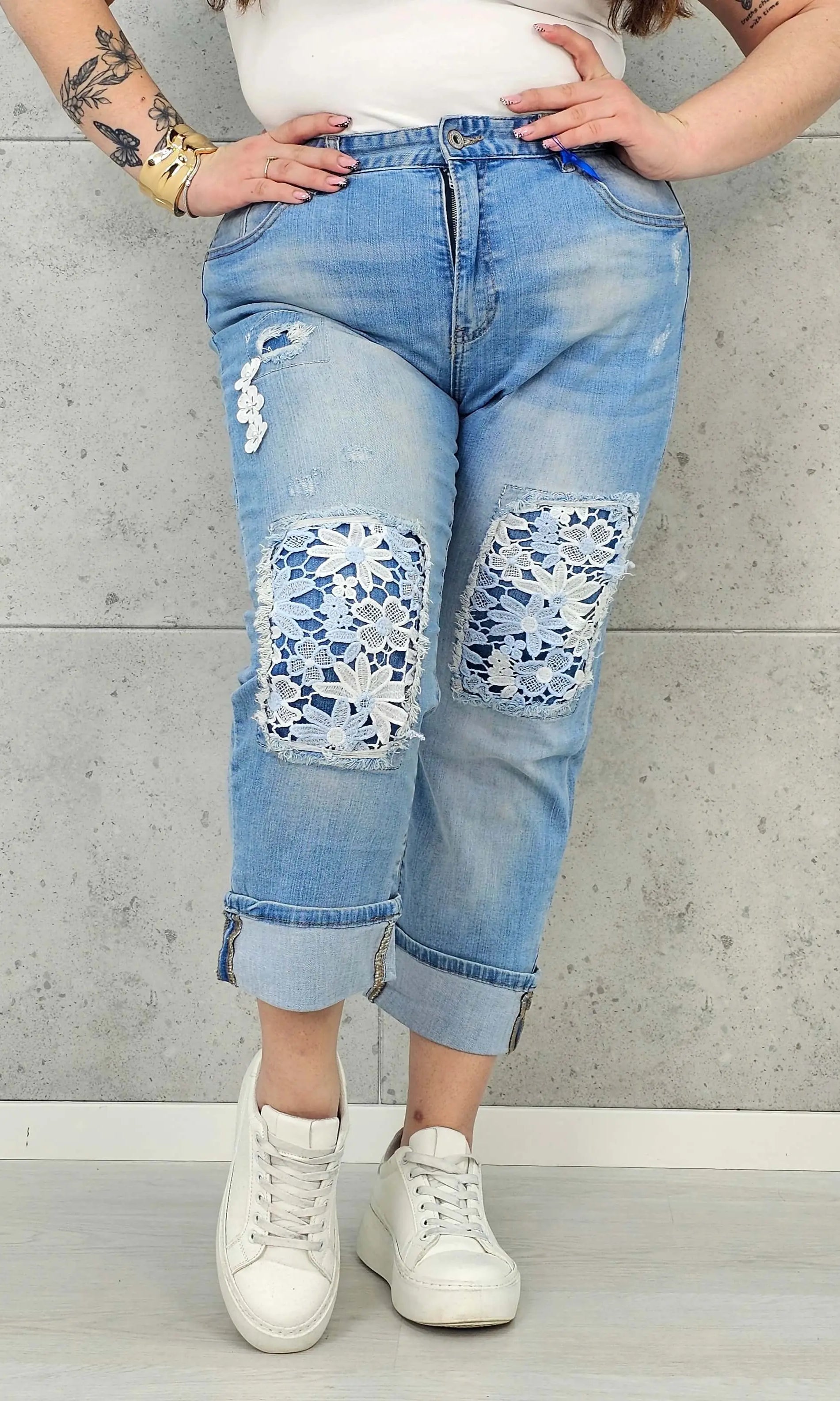 Jeansy plus size z koronkowymi wstawkami – kobiecy denim XXL na co dzień Stylowa XL