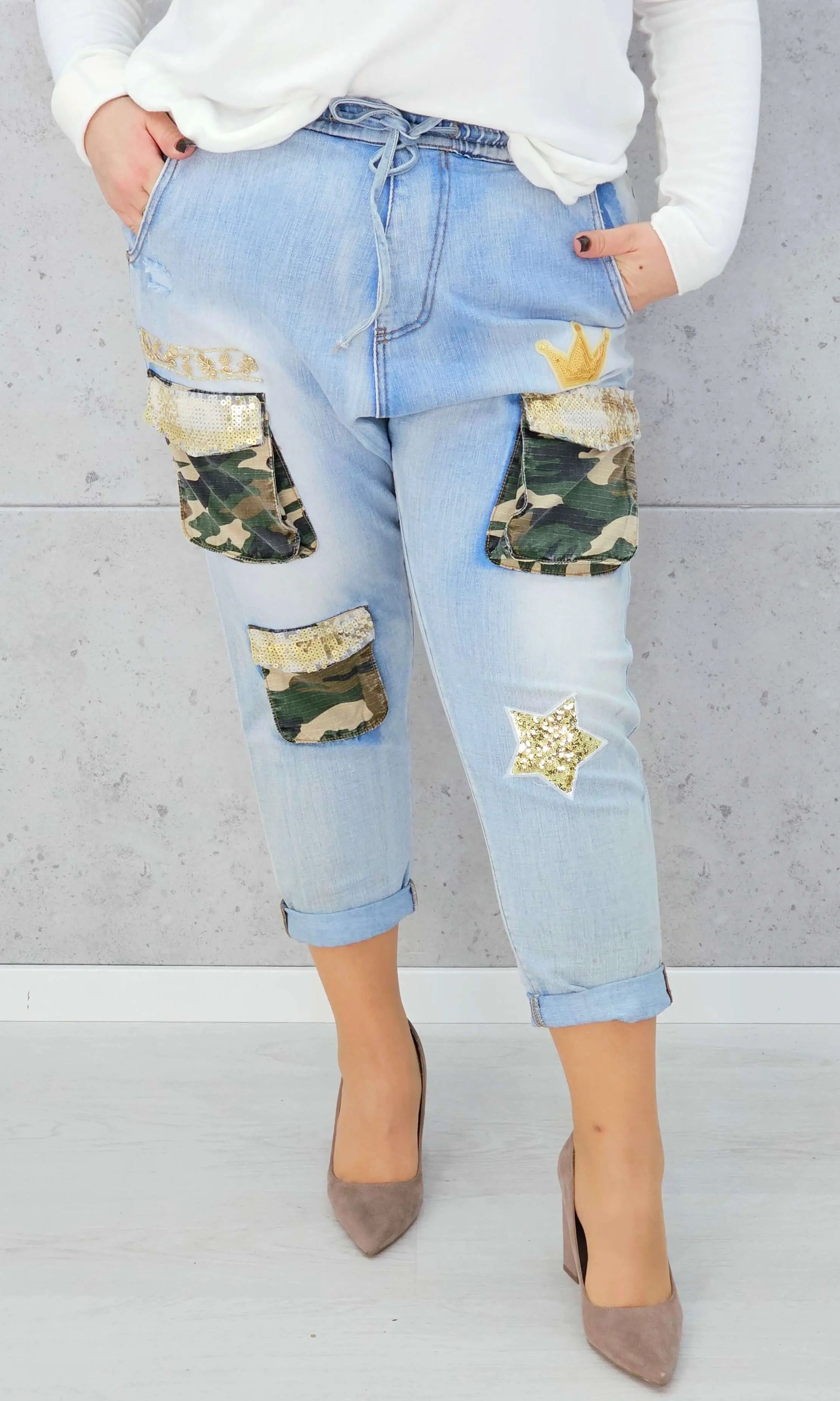 Jeansy plus size z naszywkami moro i cekinami – modne i wygodne Stylowa XL Stylowa XL