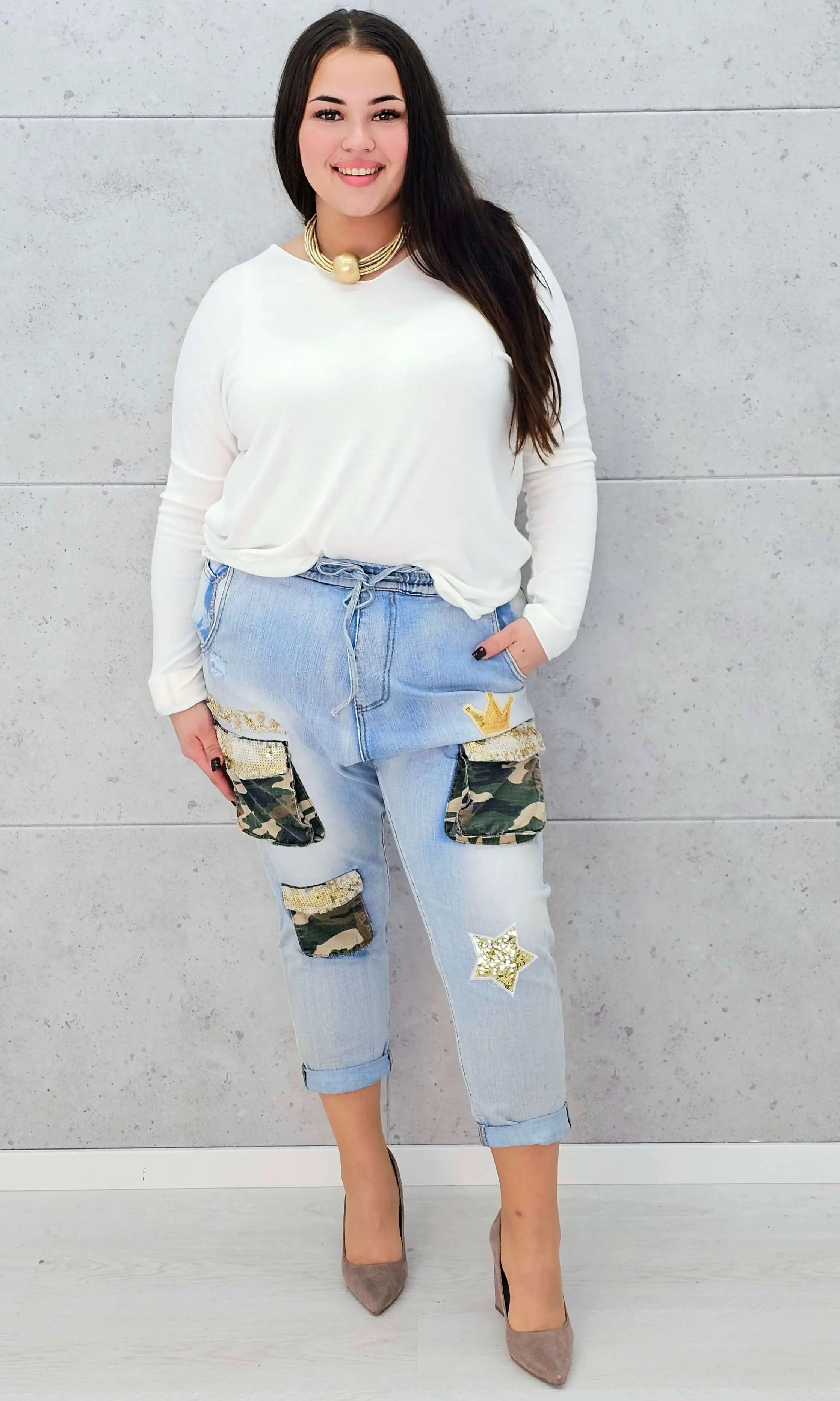 Jeansy plus size z naszywkami moro i cekinami – modne i wygodne Stylowa XL Stylowa XL