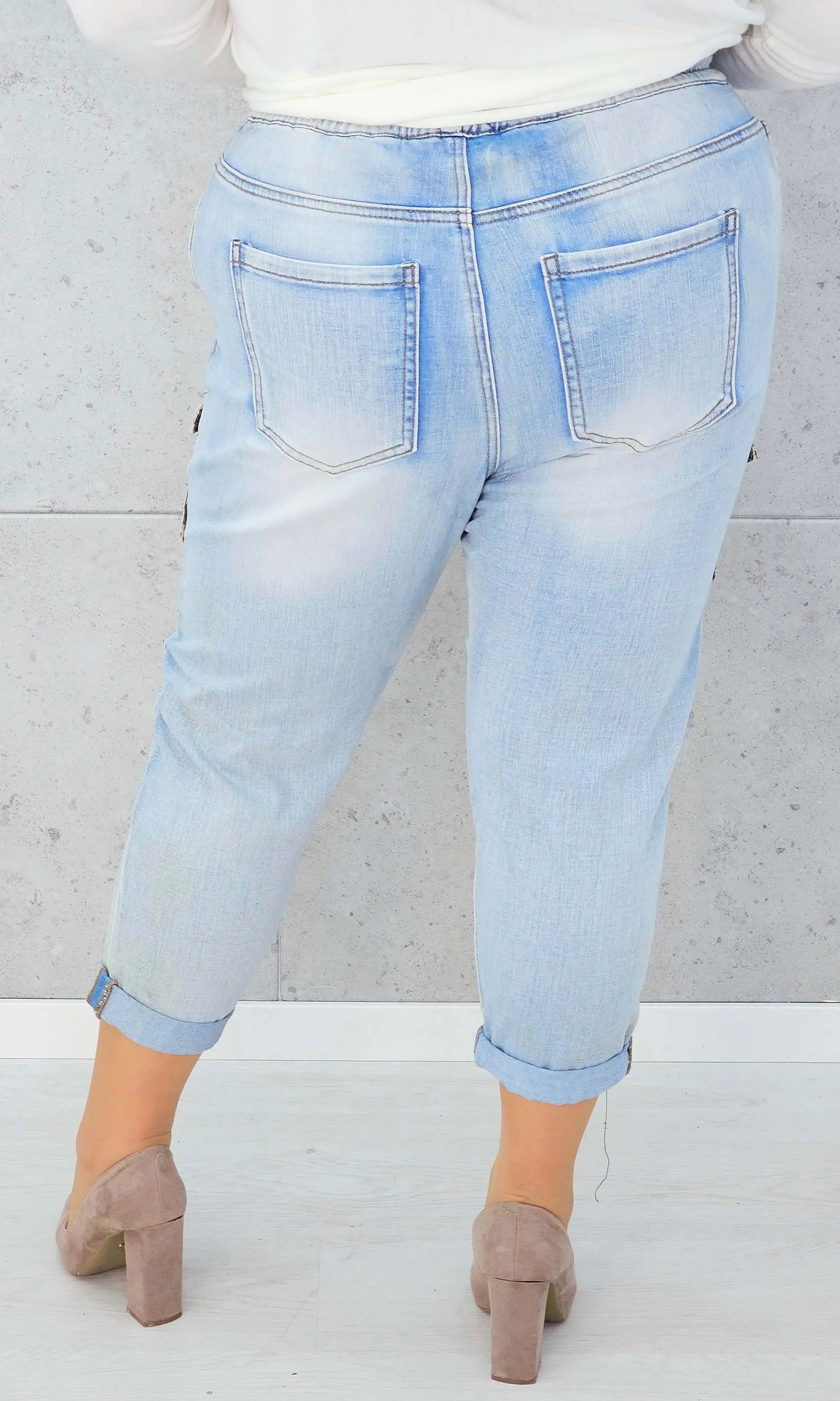 Jeansy plus size z naszywkami moro i cekinami – modne i wygodne Stylowa XL Stylowa XL