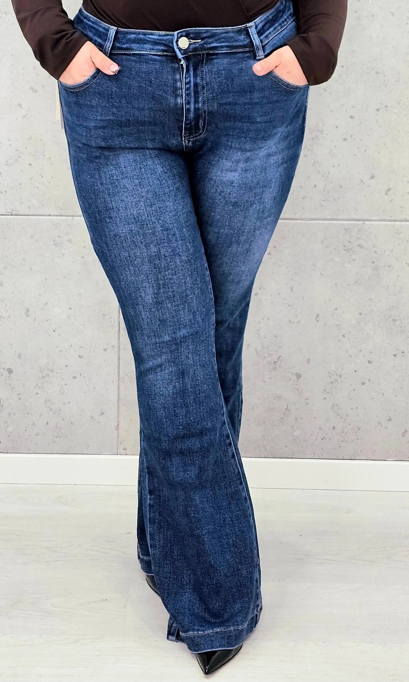 Jeansy plus size z rozszerzaną nogawką – wygoda i modelujący krój Stylowa XL